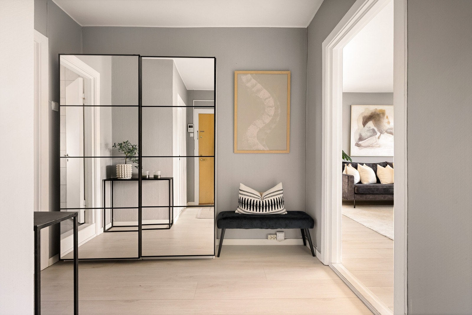 Stor entré med skyvedørsgarderobe. Galleribilde