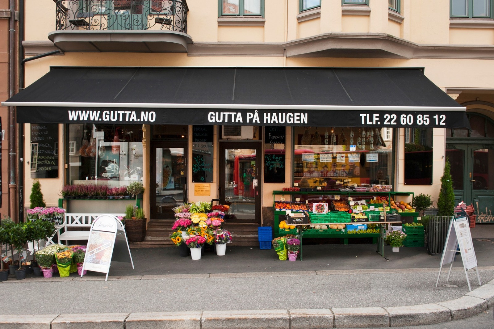 I umiddelbar nærhet ligger bl.a. Kaffebrenneriet, Røtter Helsekost & økomat, Gutta på Haugen & Pascal. Galleribilde