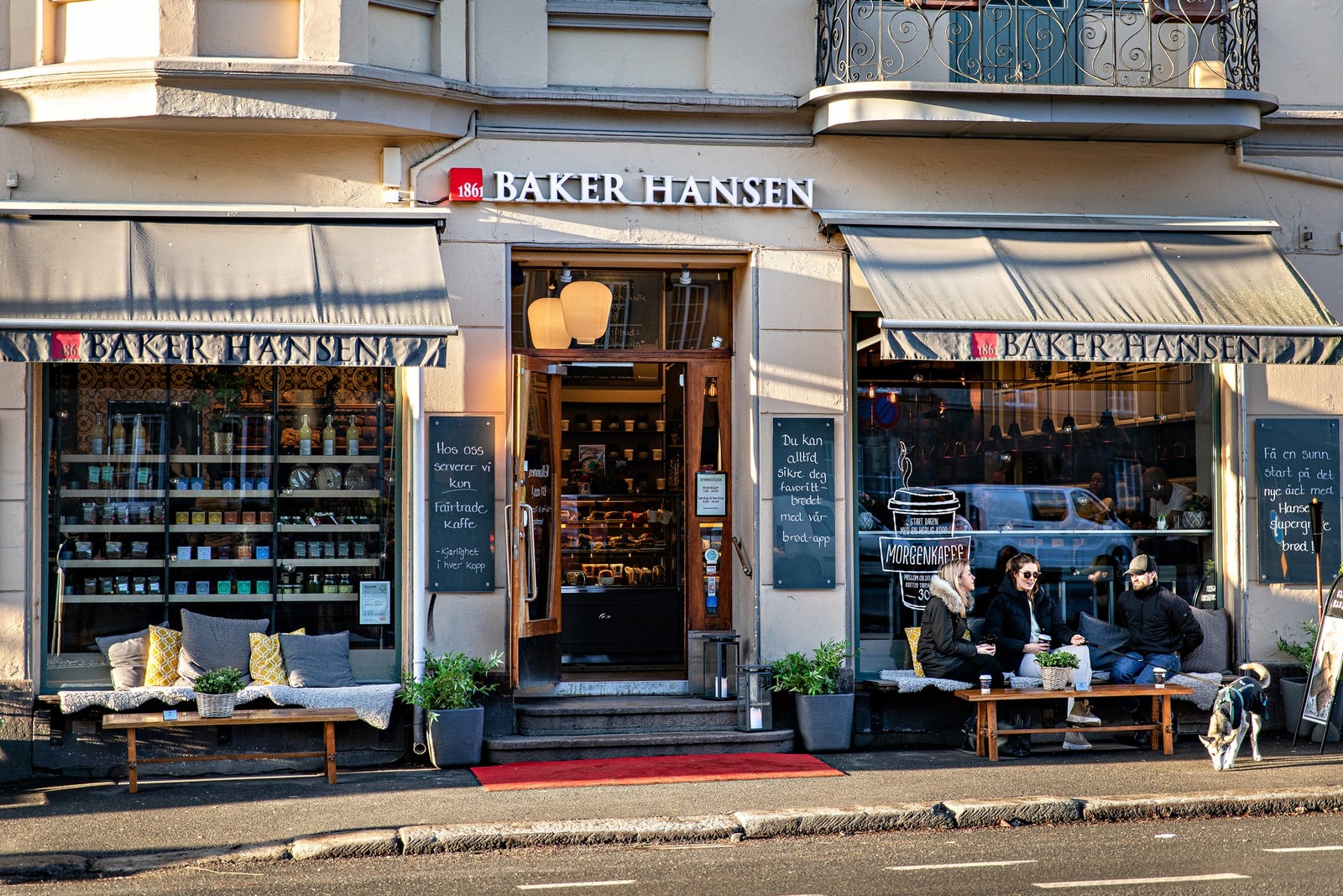 Her er ligger kaféene på rekke og rad med solrike utebord og hyggelig utsikt til Haugen. Galleribilde