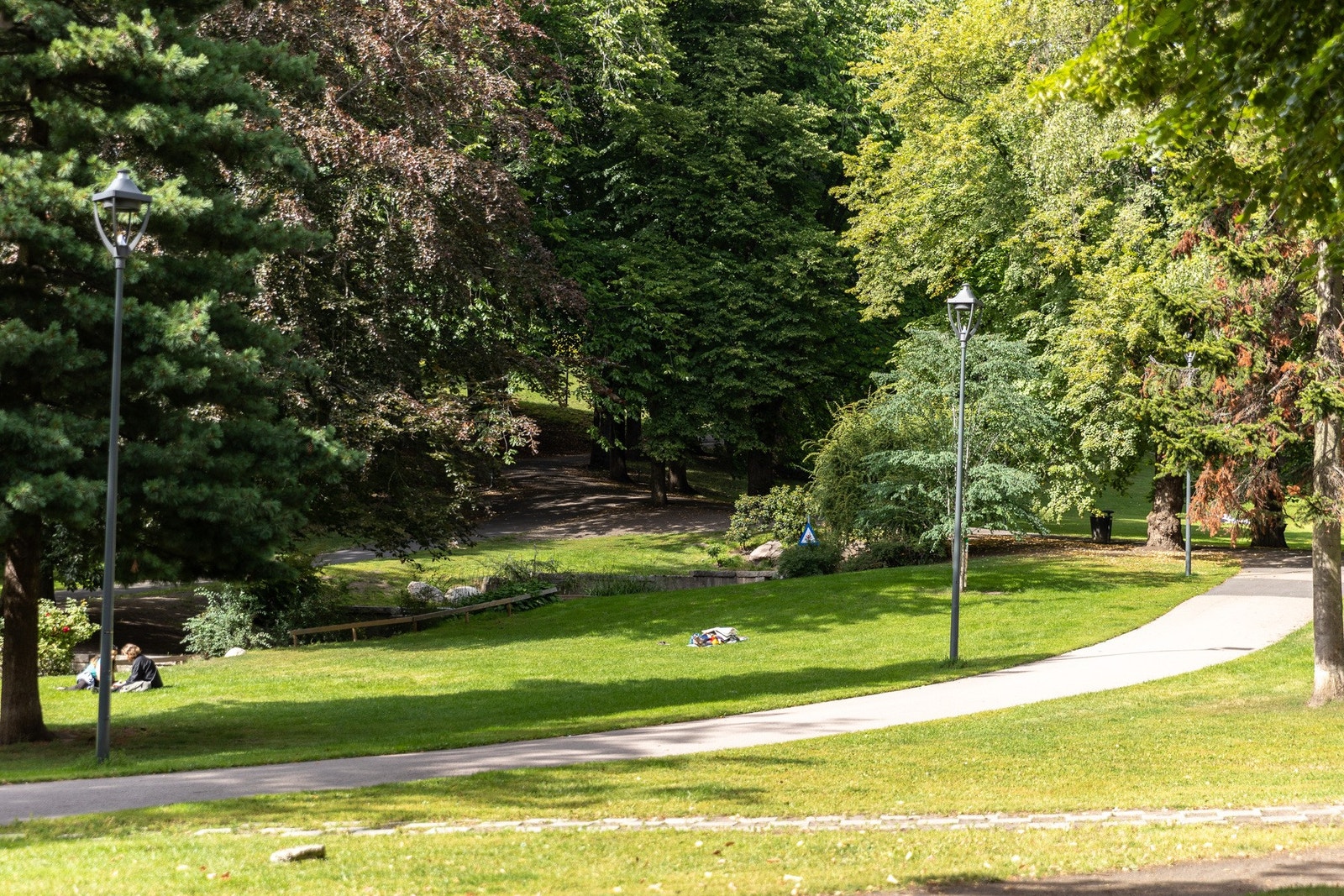 På høyden i parken finner du også en uteservering, et tårnhus og et fontenebasseng, Galleribilde