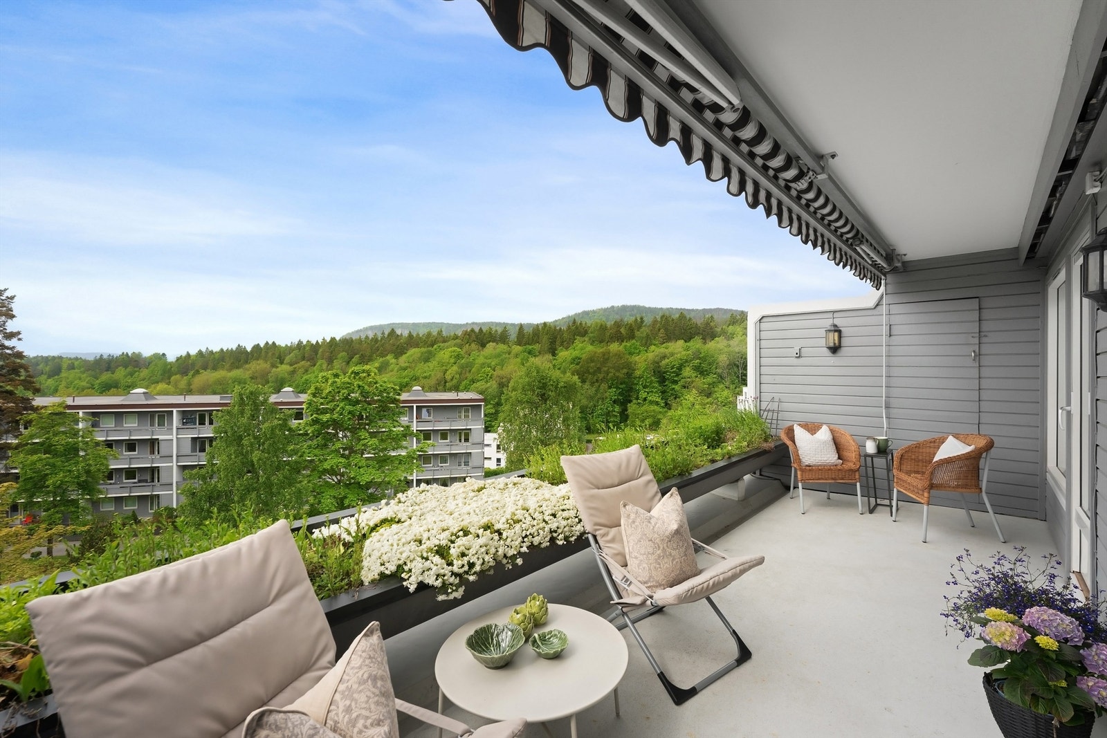 Usjenert med svært gode solforhold fra tidlig ettermiddag og frem til sen kveld. Uteboden er på ca. 2 m² Galleribilde