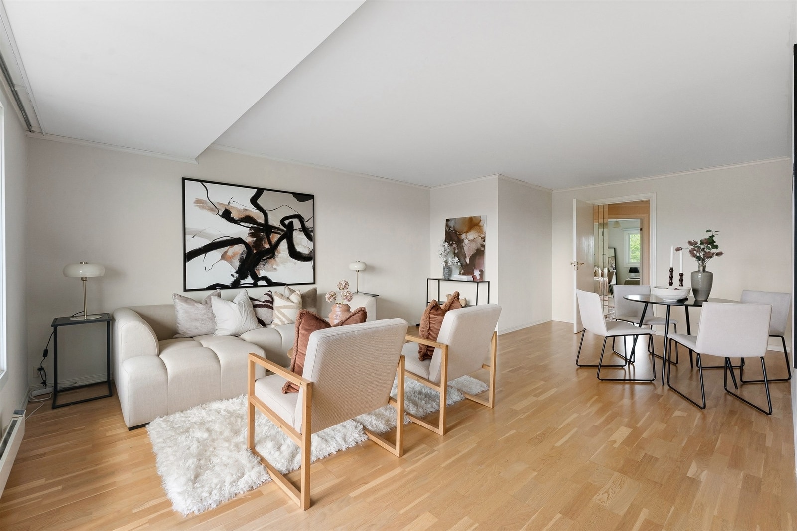 Boligbygget har den beste plasseringen i sameiet. Høyt og usjenert til med fantastisk utsikt og sol fra tidlig morgen til sen kveld Galleribilde