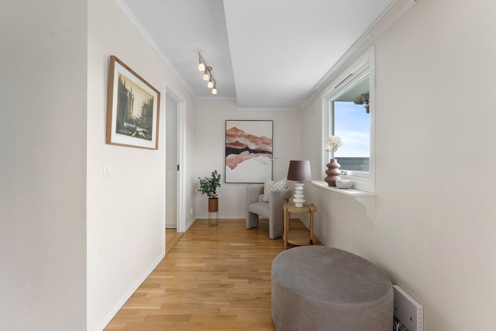 Alle vinduer og balkongdører ble skiftet ut 2016 i regi av sameiet. Fra stuen er det adkomst til ett av soverommene. Det er lettvegg som skiller rommene, og som kan åpnes ved behov Galleribilde