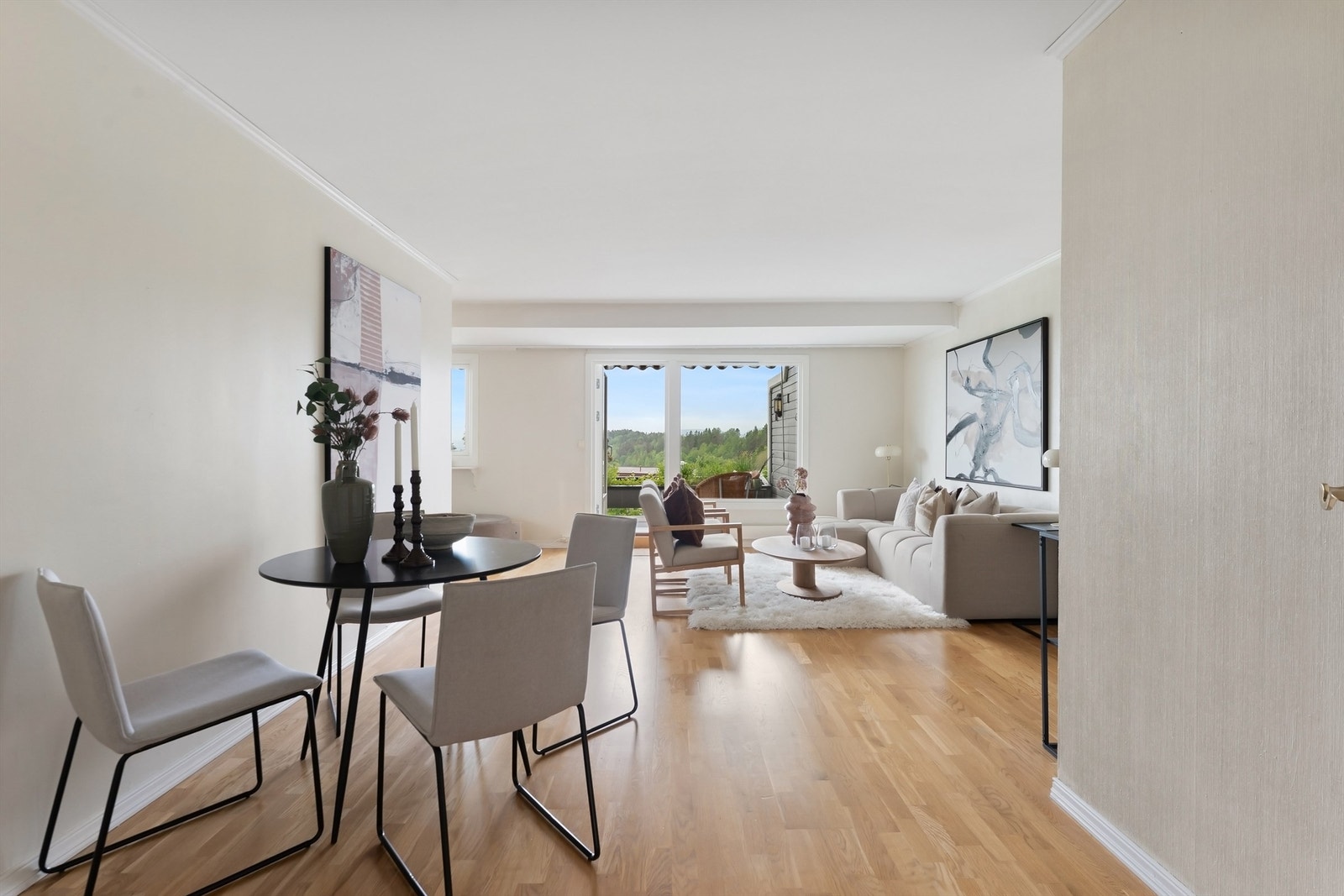 Gjennomgående endeleilighet med vinduer og lys fra 3 yttervegger. Vest/sydvestvendt terrasse på 12 m² fra stue og øst/nordøstvendt balkong på 9 m² fra kjøkken Galleribilde