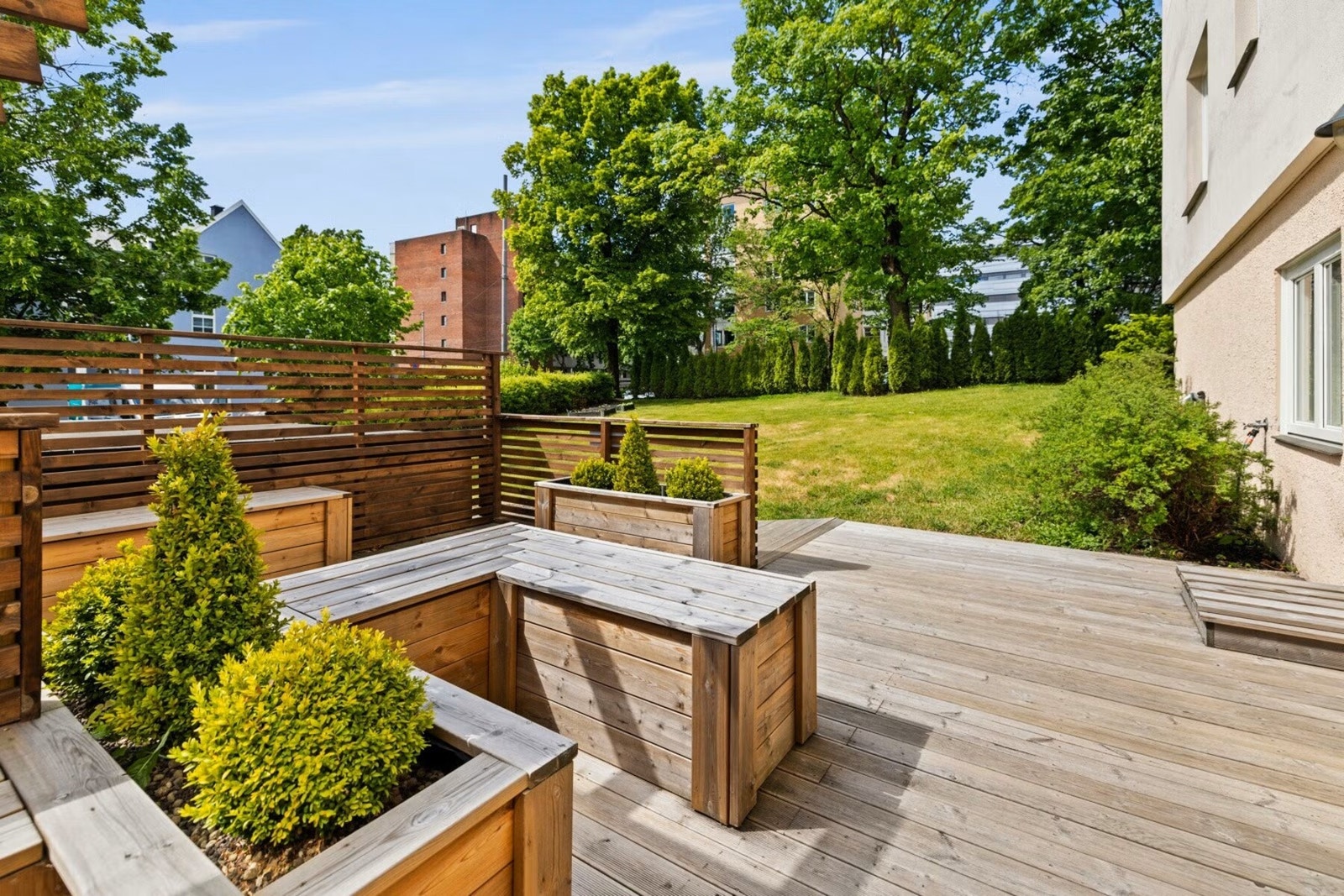 Pent opparbeidede fellesområder rundt borettslaget gir muligheter for sosialisering og avslapning. Foto: Marika Mørkestøl Galleribilde