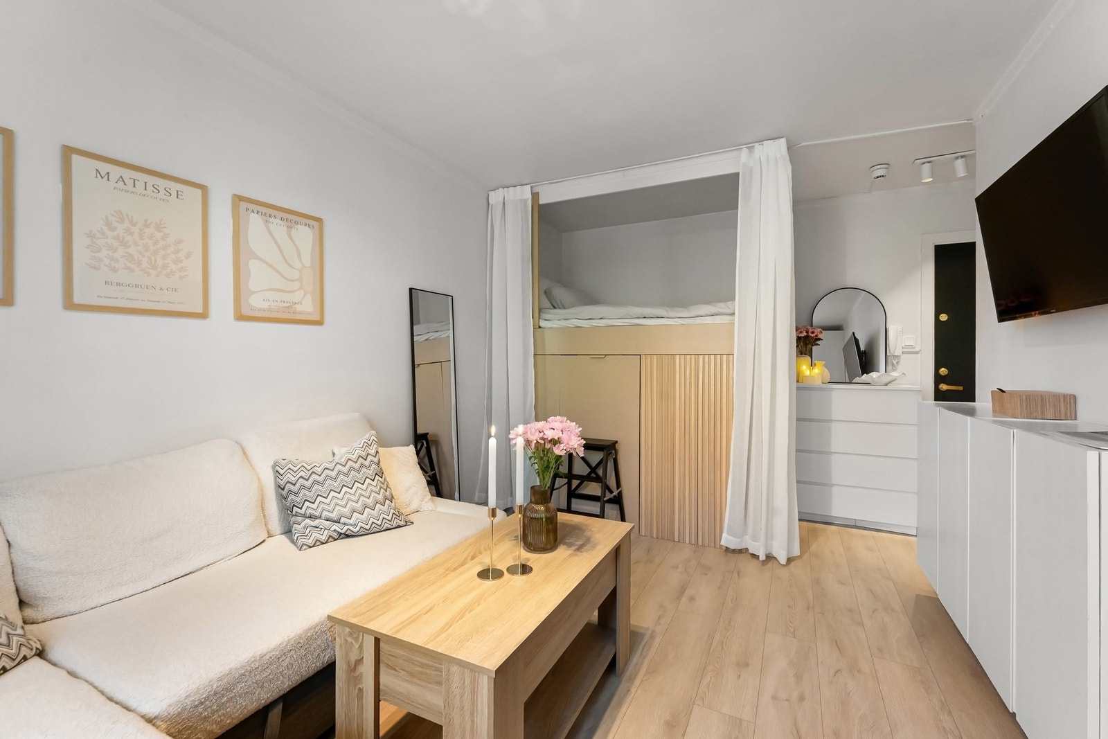Her får du mange møbleringsmuligheter etter behov, med plass til både sofagruppe, spisebord og plassbygget seng med god oppbevaring, uten at det går på bekostning av romfølelsen Galleribilde
