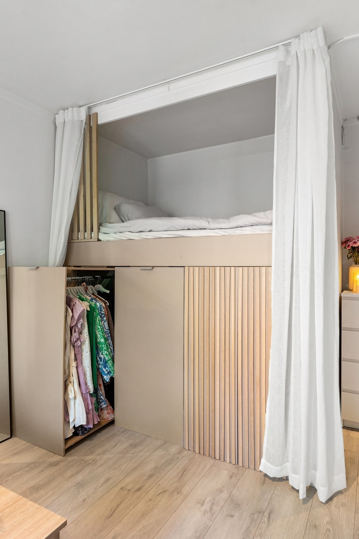 Her har du godt med oppbevaringsplass under sengen, uten at det går på bekostning av plassfølelsen Galleribilde