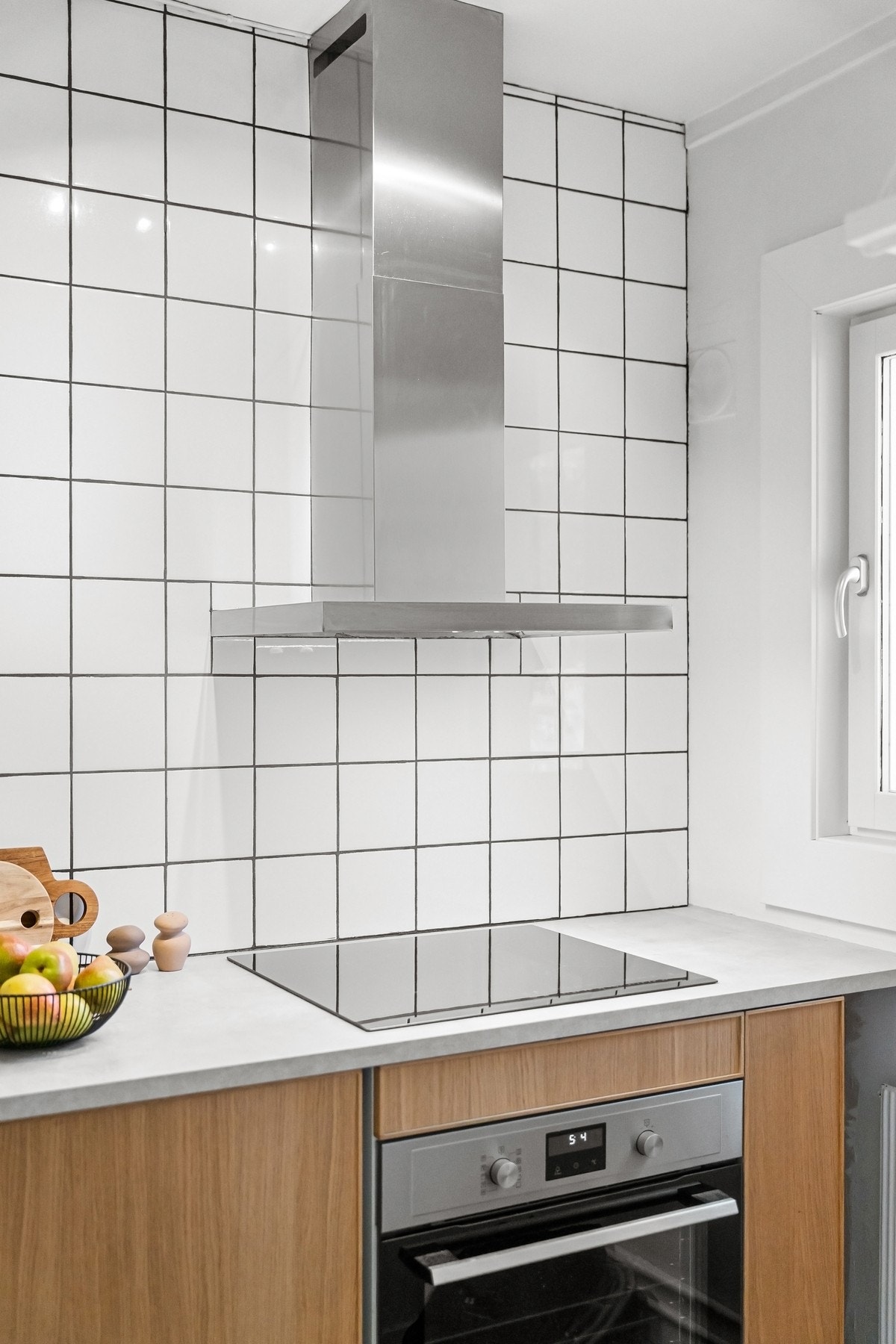 Integrerte hvitevarer fra Electrolux, bestående av koketopp, stekeovn, oppvaskmaskin og kjøleskap med fryser Galleribilde