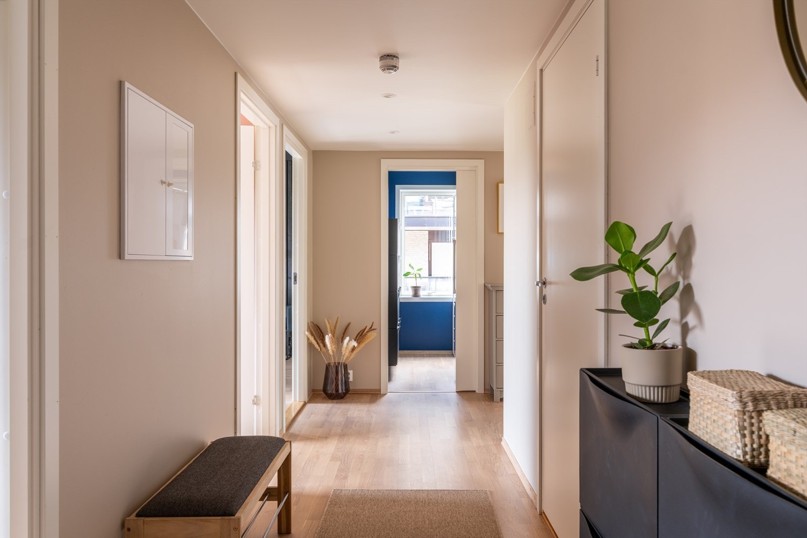 Boligen har tilgang til en innvendig bod via entreen. Galleribilde
