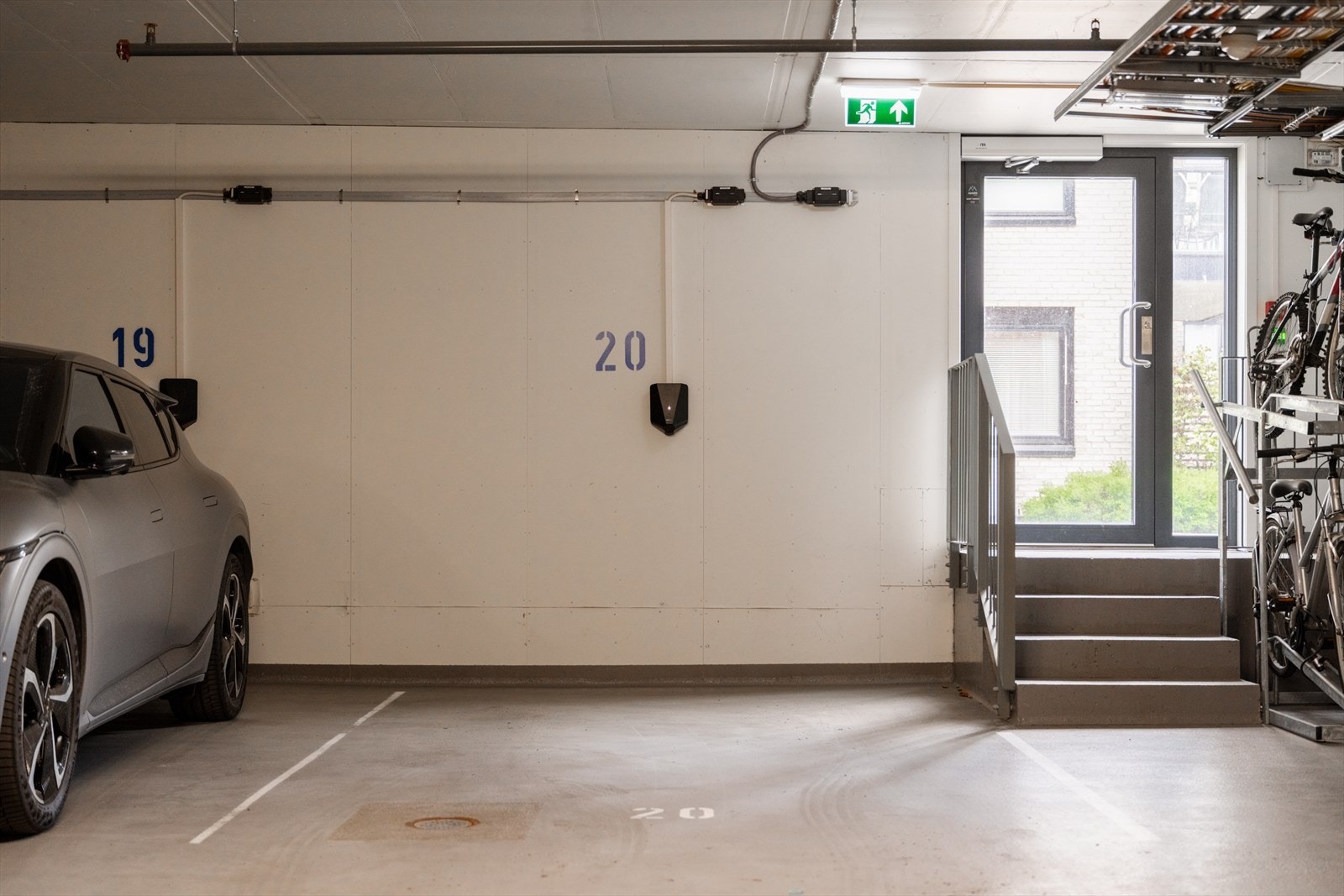 Med leiligheten følger en parkeringsplass i felles garasjeanlegg. Denne har eksepsjonelt god beliggenhet med ekstra utgang ut i bakgården på høyre side. Galleribilde