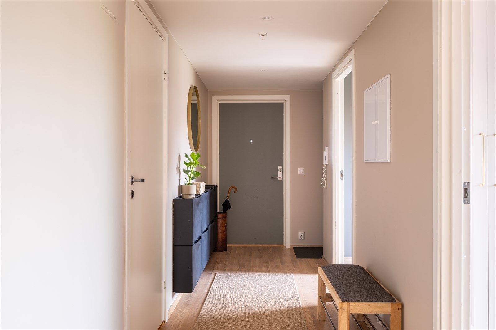 Det er montert downlights i gangen som gir et behagelig lys. Galleribilde