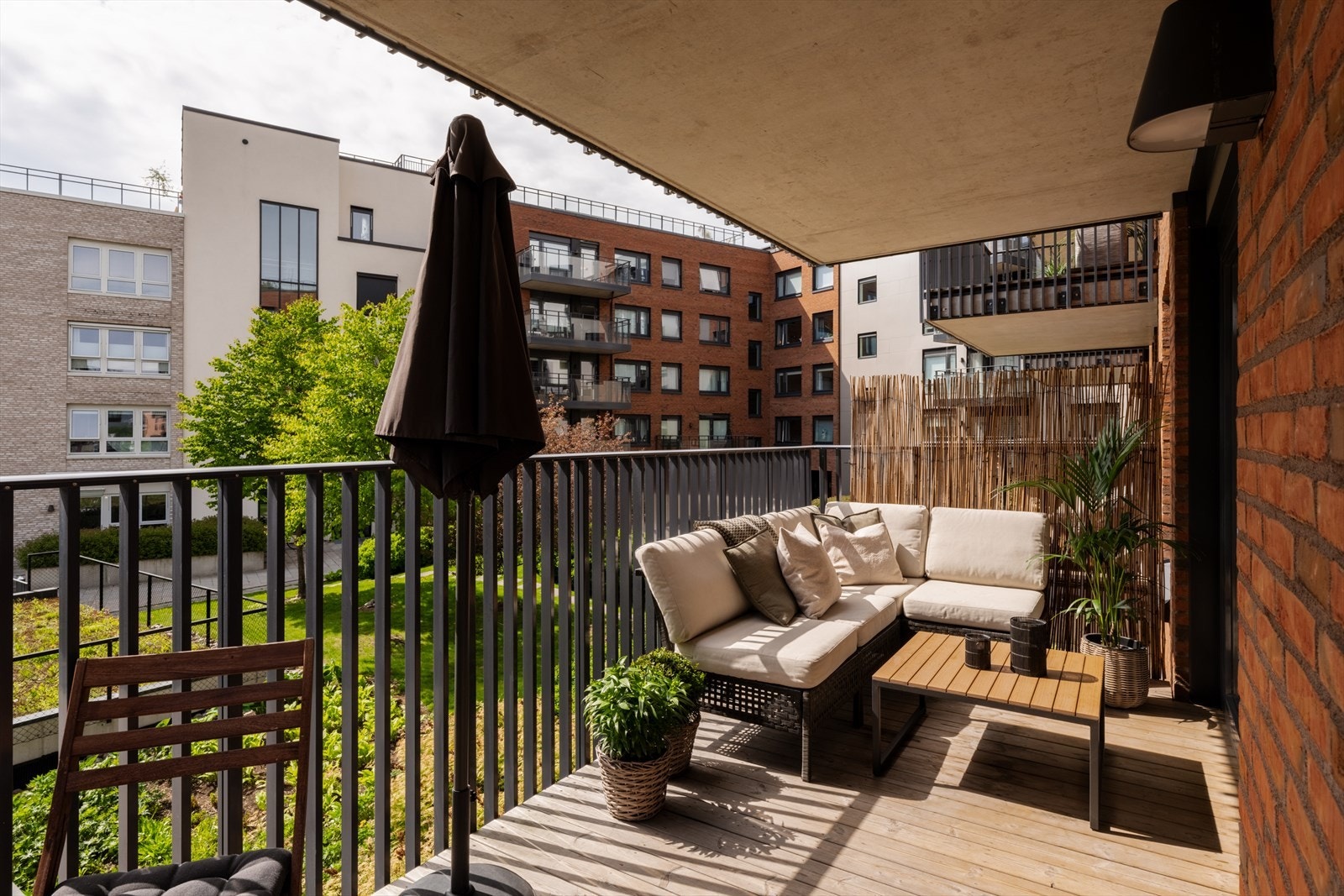 En fantastisk 4-roms endeleilighet med masse lys, gode solforhold, stor balkong rundt hjørnet og garasjeplass! Galleribilde