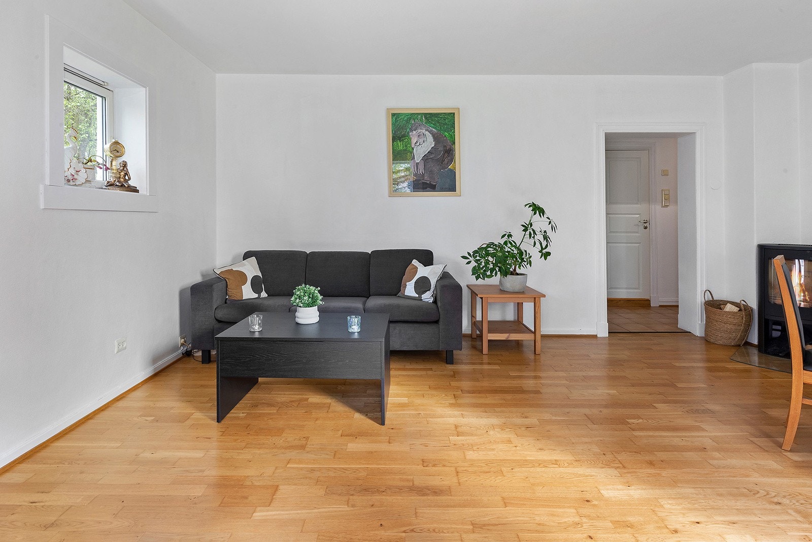 Store vindusflater slipper inn godt med naturlig lys Galleribilde