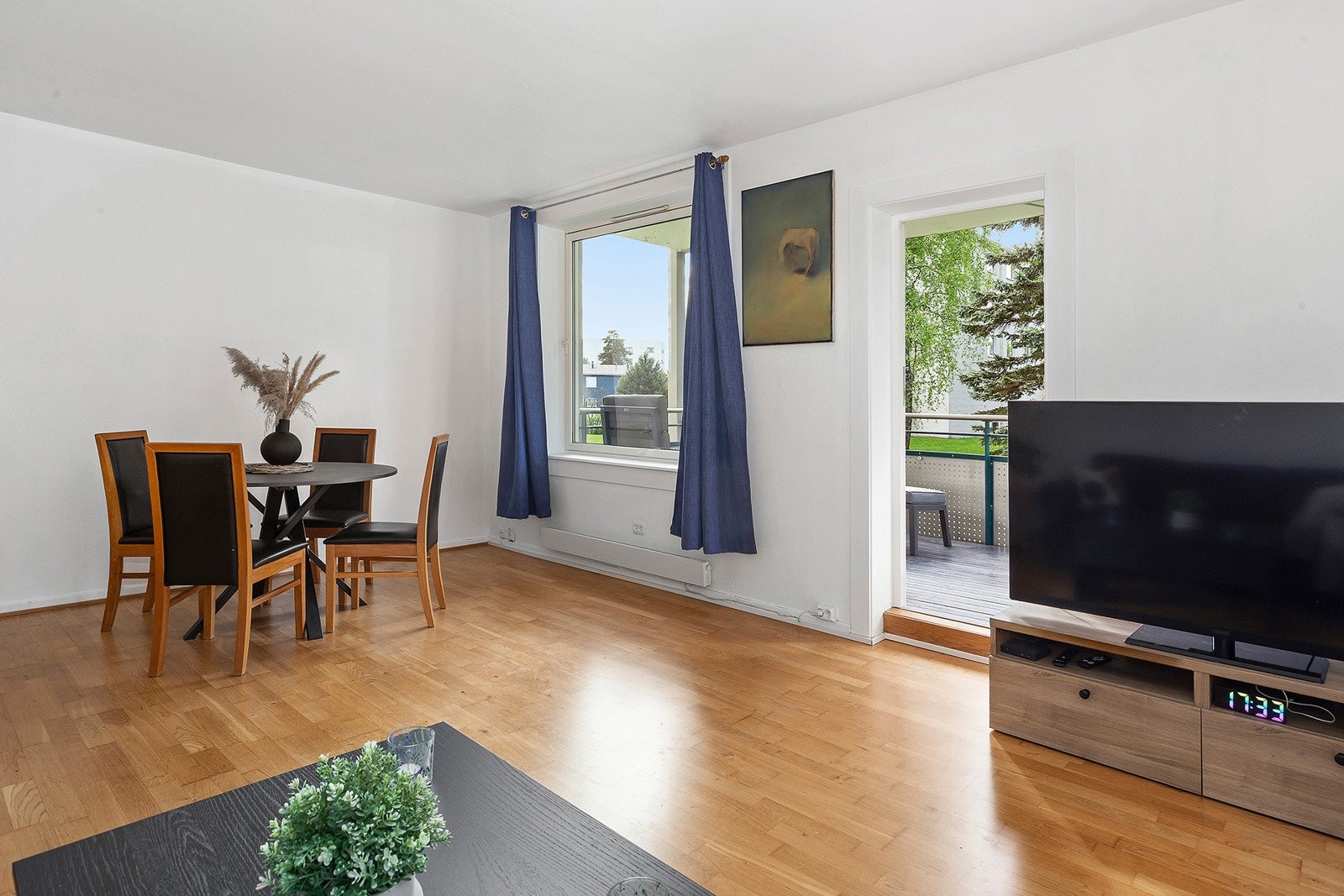 God plass til spisebord ved vinduet Galleribilde