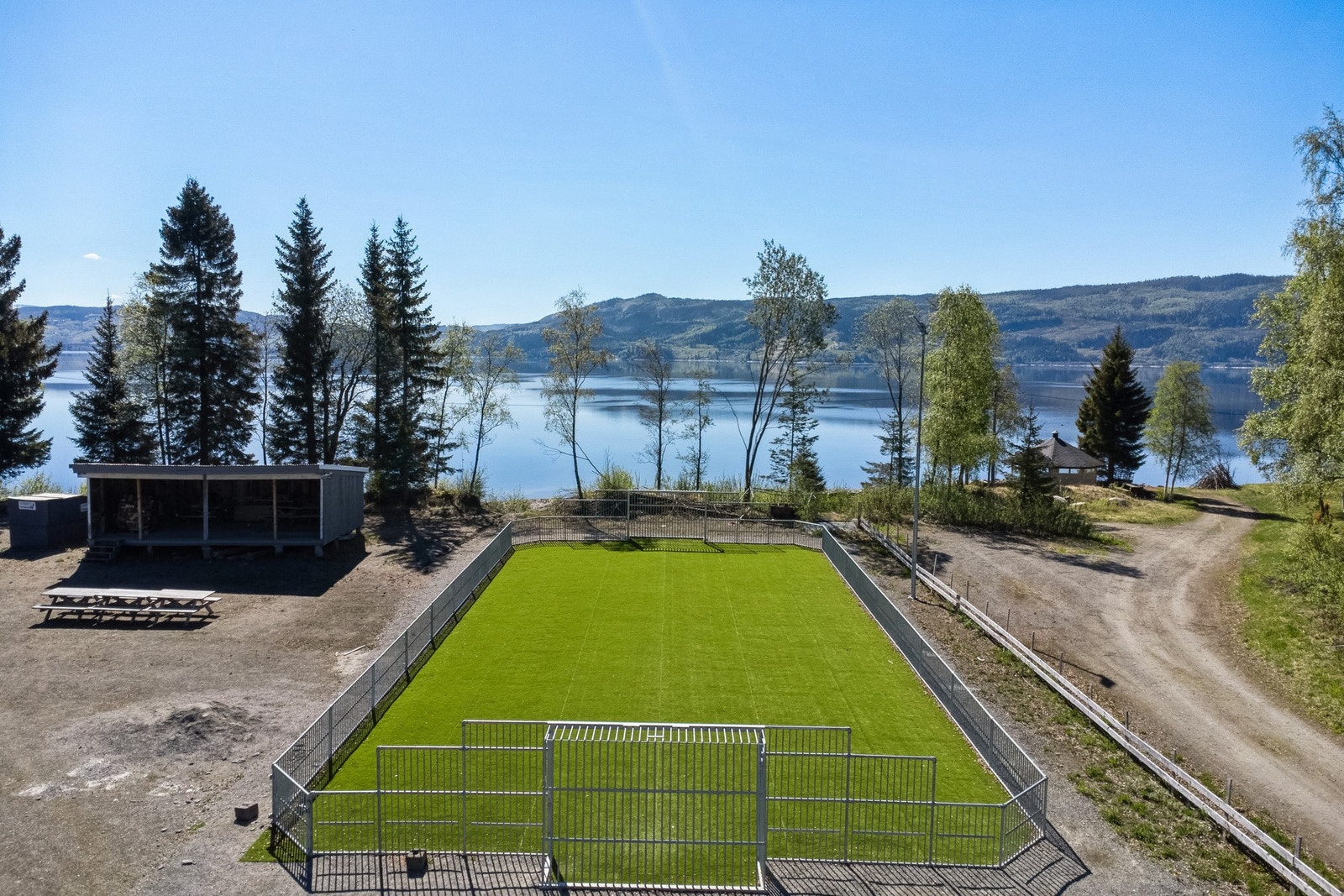 Like ved eiendommen er det et flott fellesområde med badestrand, idrettsanlegg med volleyballbane, ballbinge etc. Galleribilde