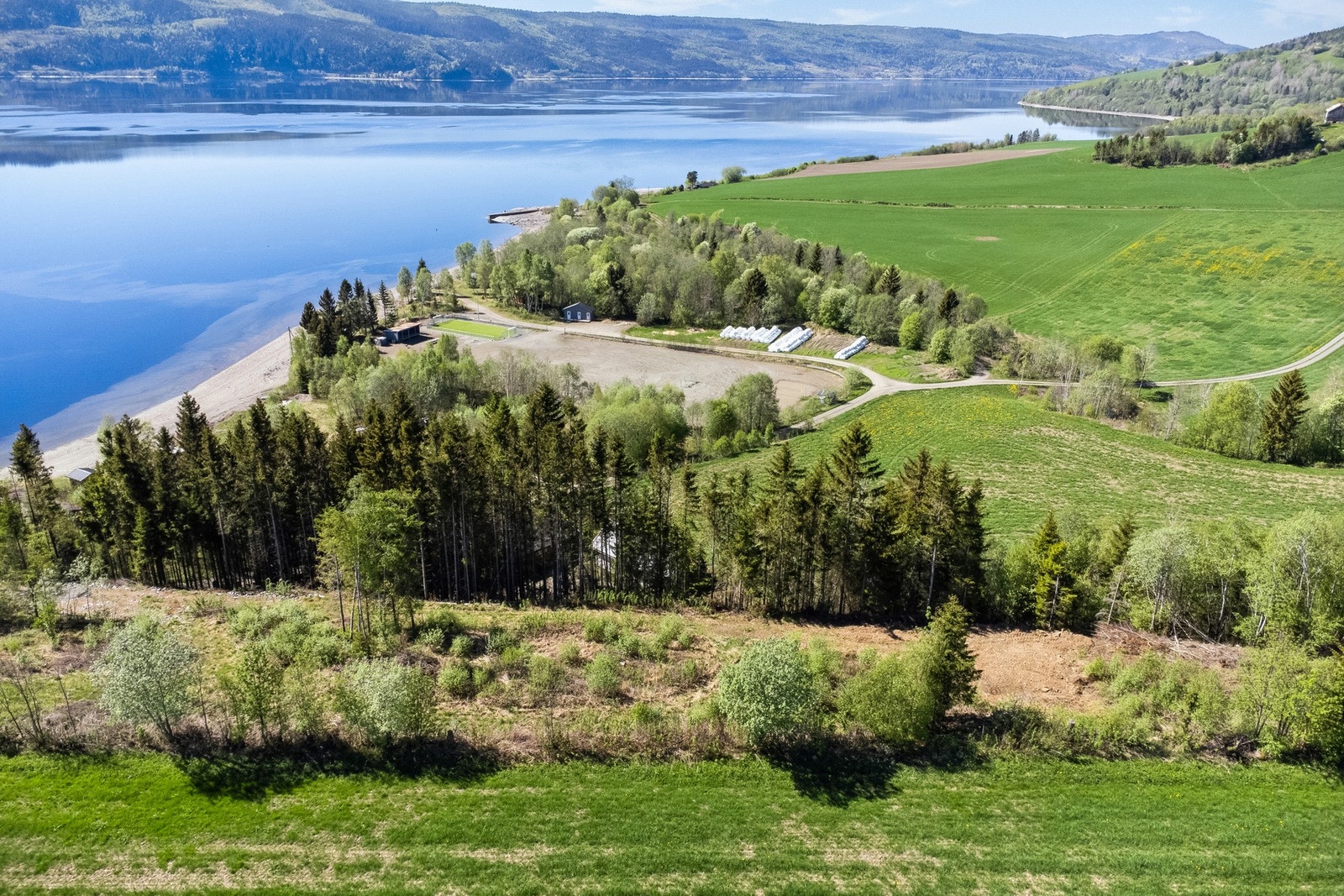 Det er en moderne og fleksibel reguleringsplan for område, slik at man har mange muligheter når det kommer til å velge fritidsbolig. Maks tillatte bebygd areal på tomta er 40% av tomtestørrelsen. Garasje/uthus/anneks kan godkjennes inntil 30 kvm BRA. Galleribilde