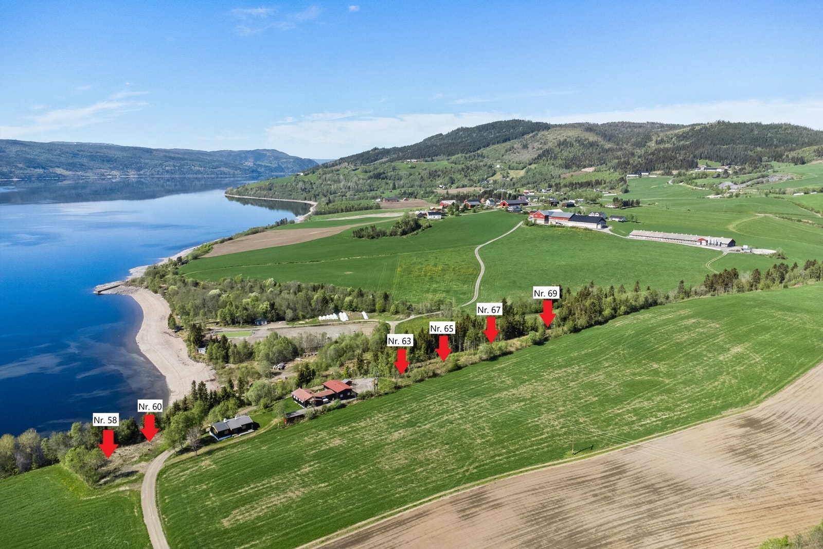 Tomtene ligger fint til kun ca. 35-165 meter fra Selbusjøen, med fantastisk utsikt og svært gode solforhold. (Plassering av tomtene på kartet er kun et estimat, avvik vil kunne forekomme) Galleribilde