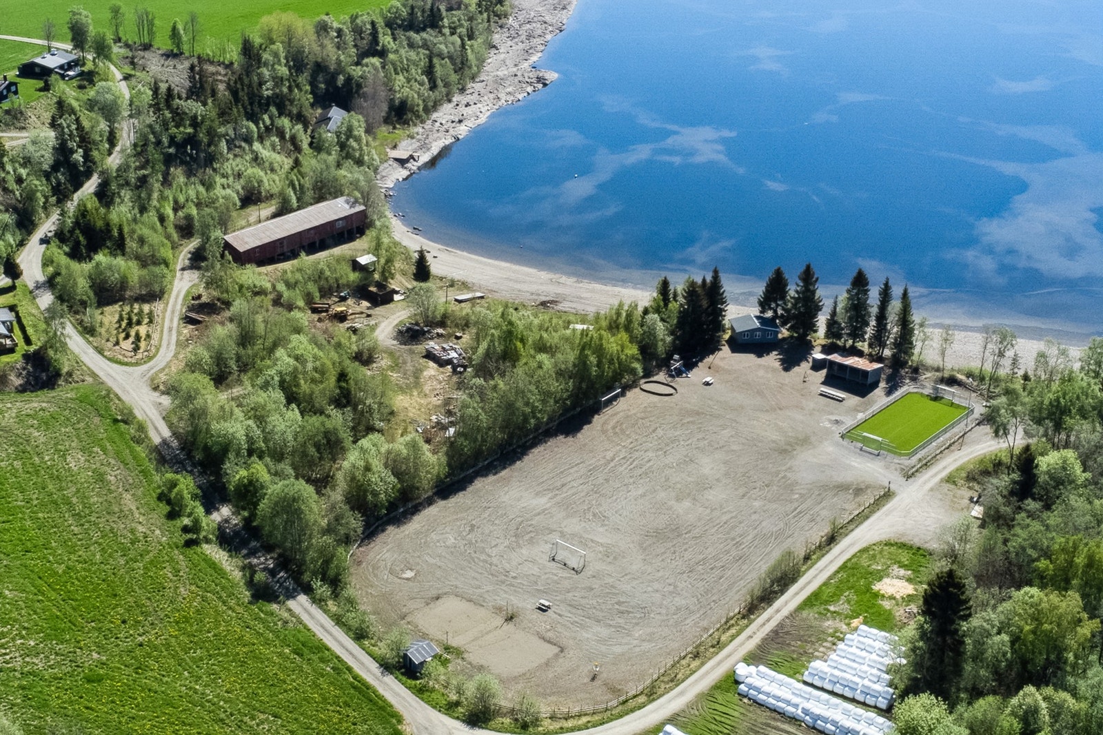 Like ved eiendommen er det et flott fellesområde med badestrand, idrettsanlegg med volleyballbane, ballbinge etc. Galleribilde