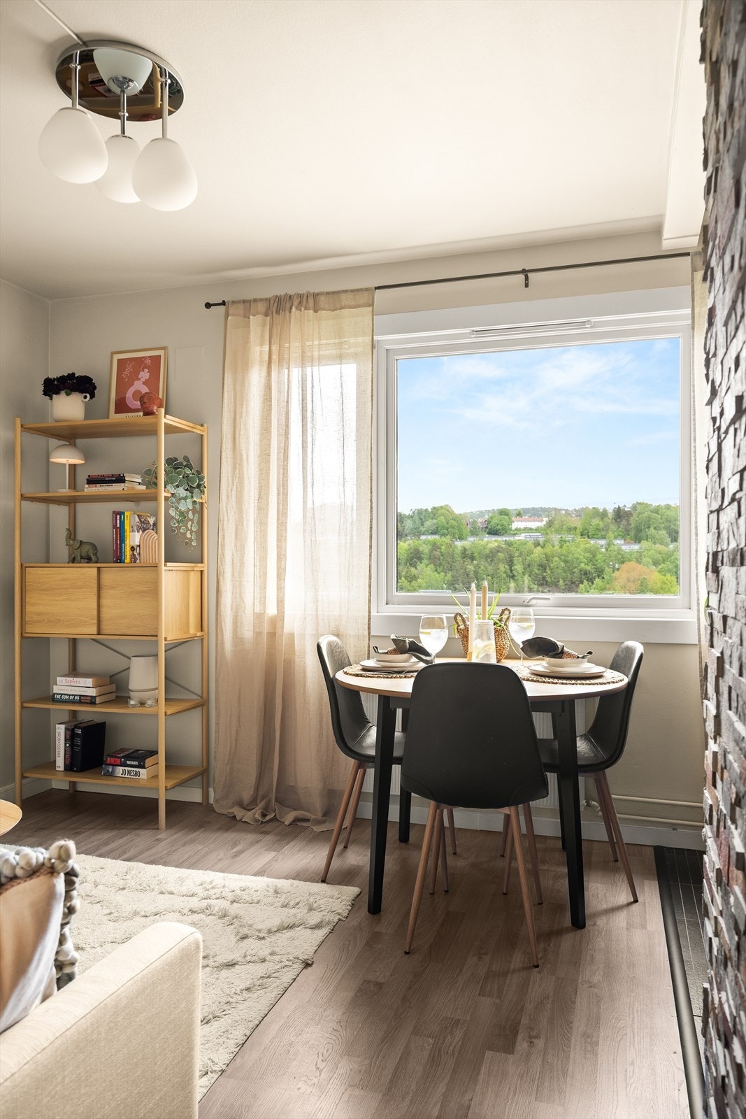 Stort vindus slipper inn rikelig med lys og skaper en lys og behagelig atmosfære. Galleribilde