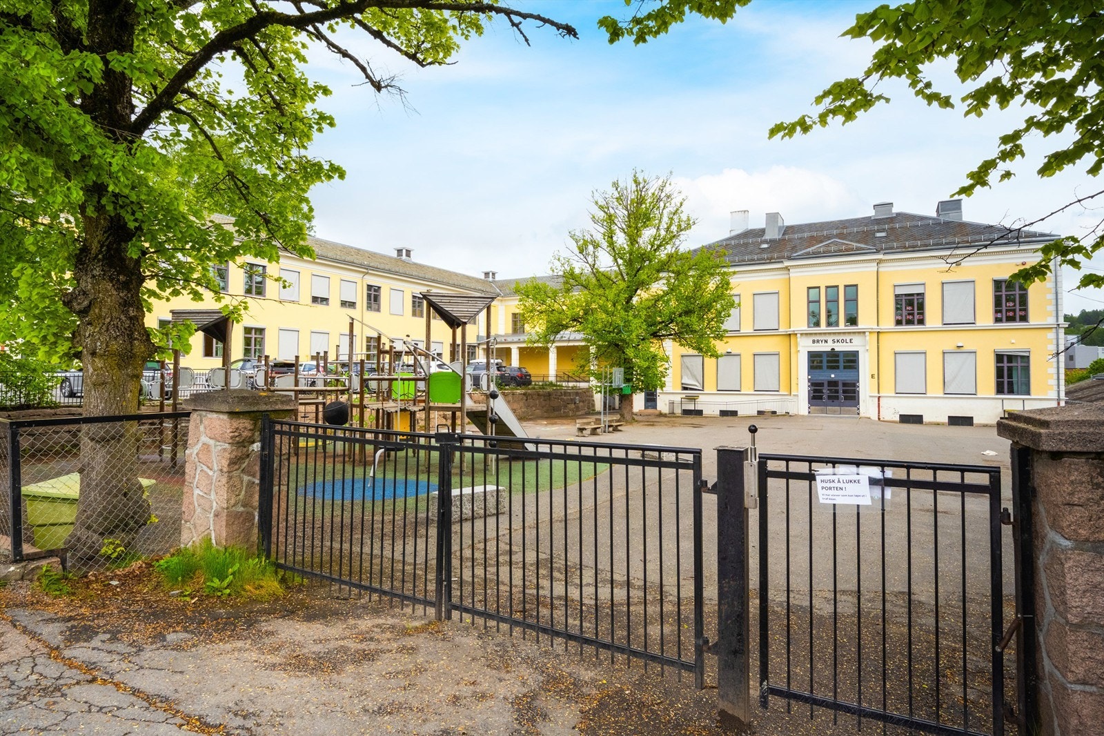 Her bor man i et rolig nabolag med kort avstand til et godt utvalg av offentlig transport, og skole/barnehage i nærheten. Galleribilde