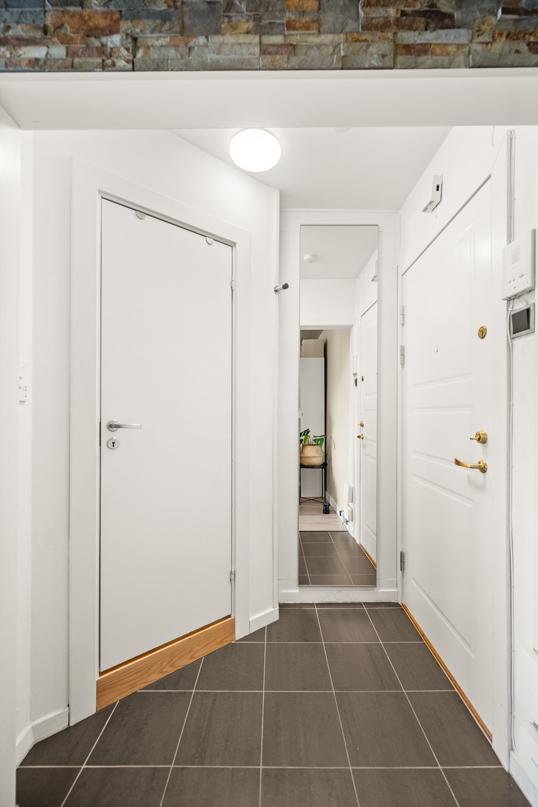 Velkommen inn! Leilighetens entré er lys og innbydende og gir et meget godt førsteinntrykk av leiligheten. Her er det plass til å henge fra seg yttertøyet og sette fra seg sko. Galleribilde