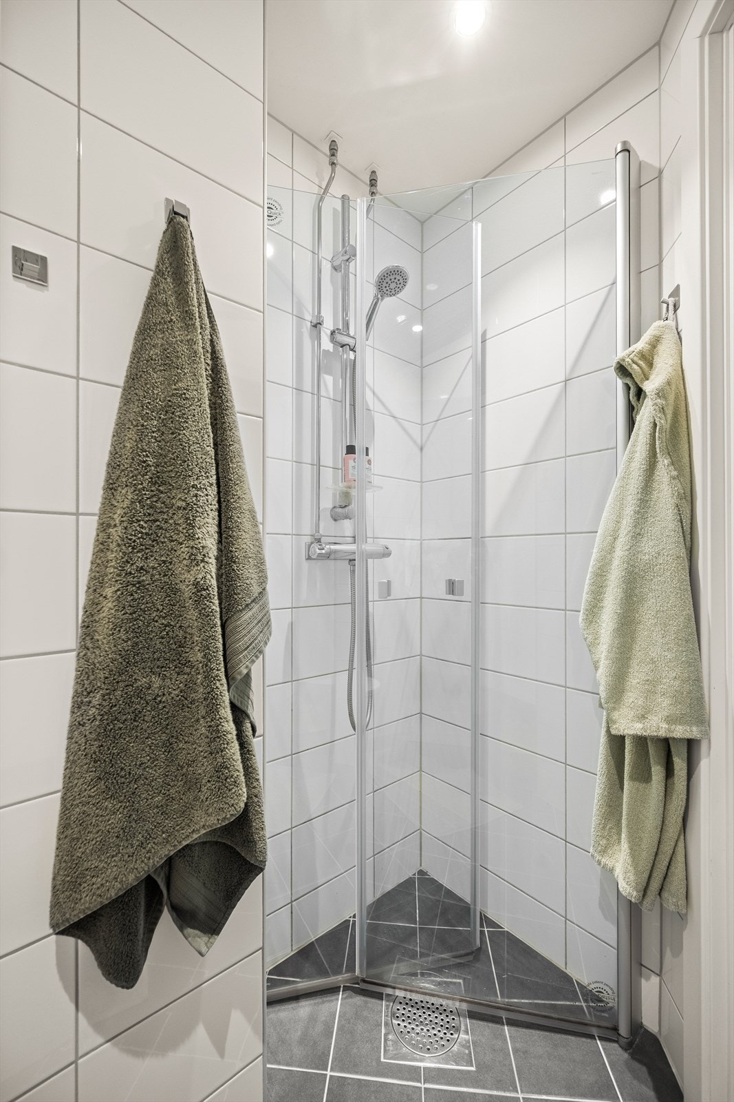 Badet ble totalrenovert i 2018 i regi av borettslaget og er pent flislagt på gulv og vegger med varmekabler i gulvet. Galleribilde