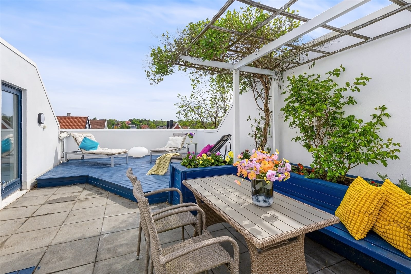 Innbydende takterrasse med to nivåer og fantastisk utsikt over nærområdet. Galleribilde