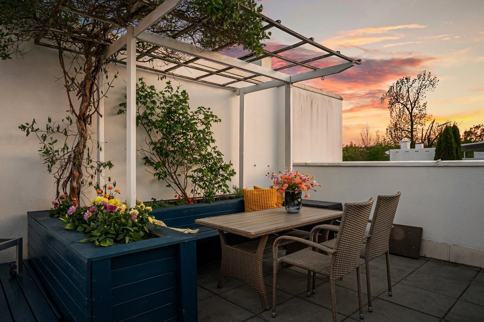 Sjarmerende og koselig spisegruppe med pergola. Galleribilde