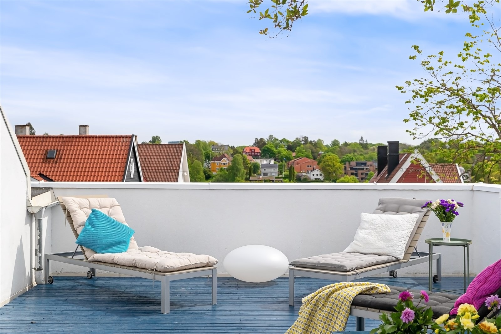 Nyt sol og fritt utsyn fra takterrassen. Galleribilde