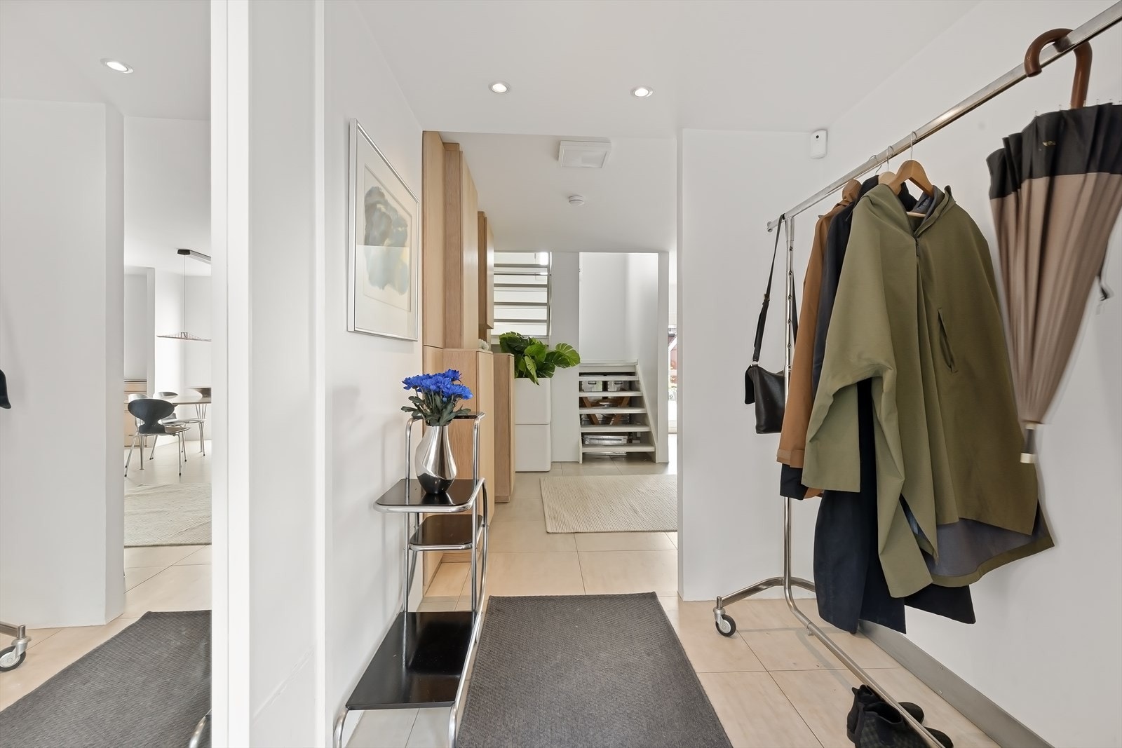 Lys og hyggelig entré med downlights i himling. God plass for klesoppheng/garderobe. Galleribilde