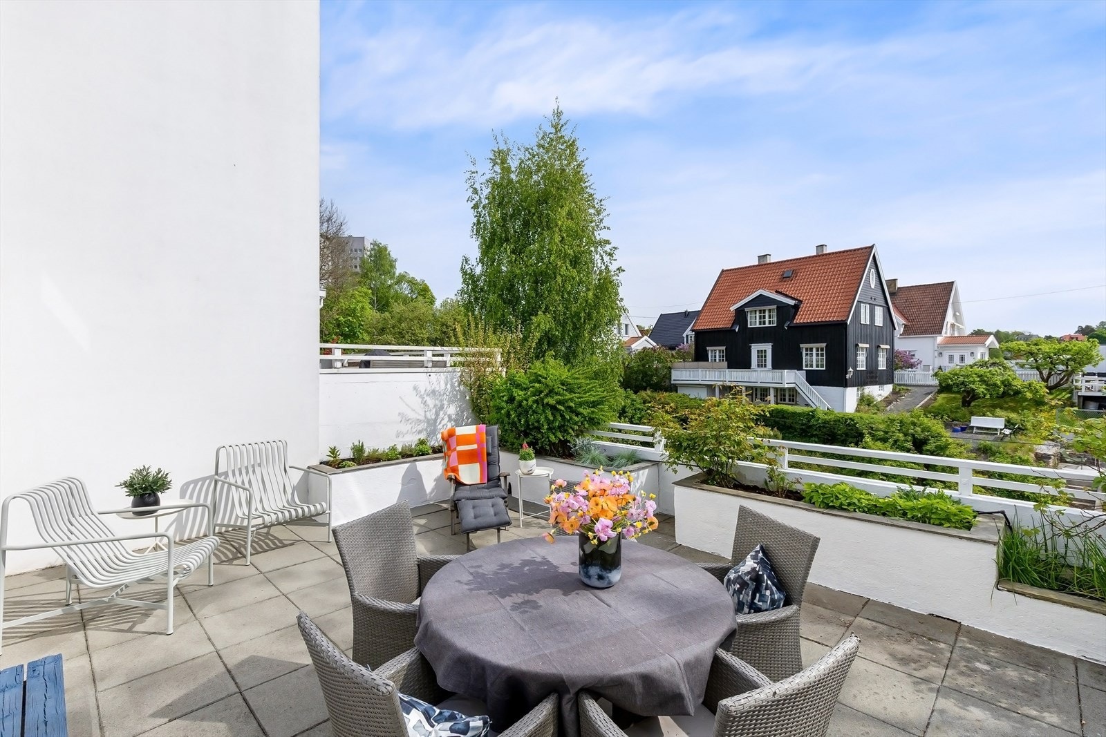 Hyggelig opparbeidet med plantekasser og steinheller. Galleribilde