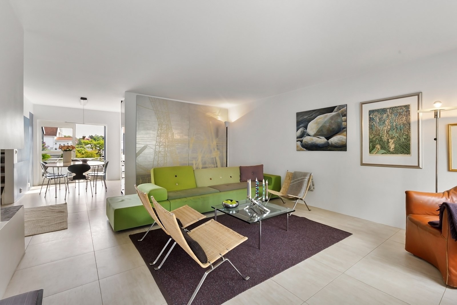God plass til stor sofagruppe ved peisen. Galleribilde
