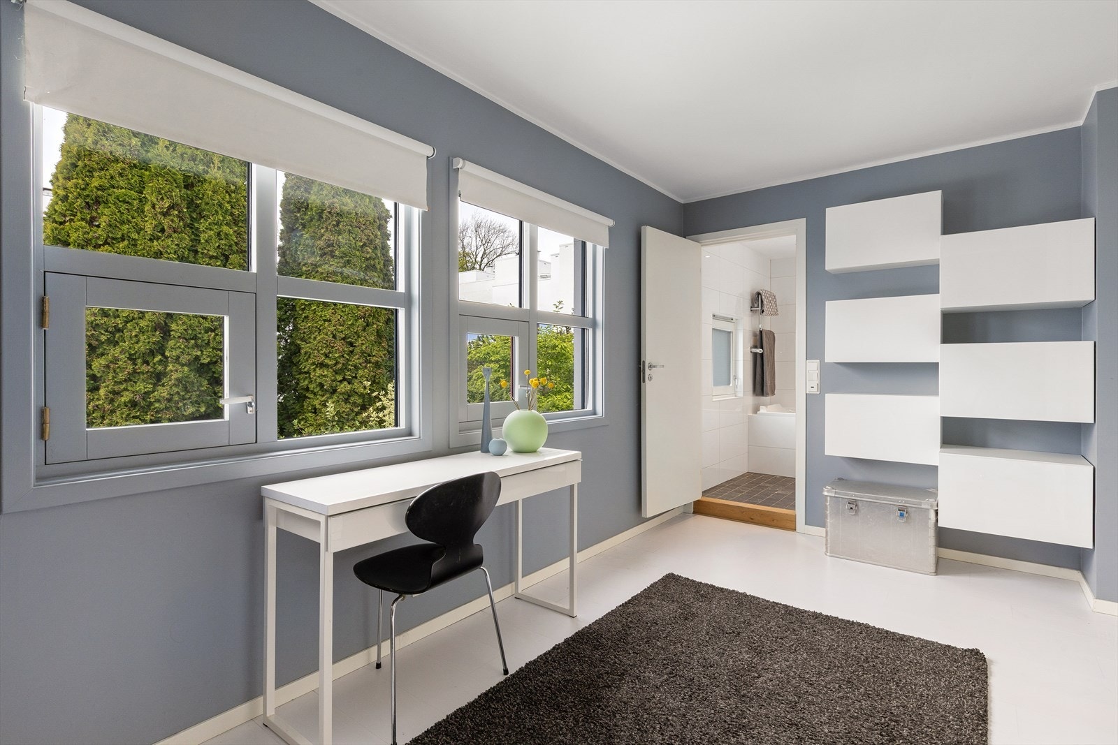 Romslig med eget bad -God plass til stor garderobe og dobbeltseng. Galleribilde