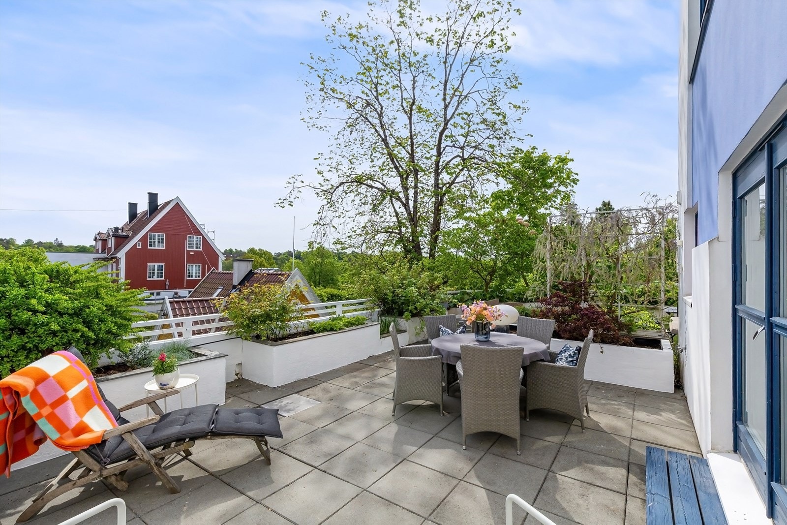 Terrasse på 37 kvm med utgang fra kjøkken i 1. etasje. Galleribilde