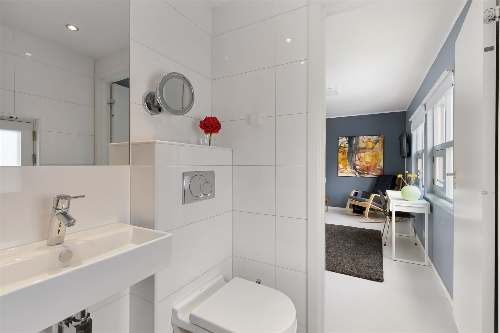Pent bad inn fra hovedsoverom. Flislagt med varmekabler i gulv og downlights i himling. Galleribilde