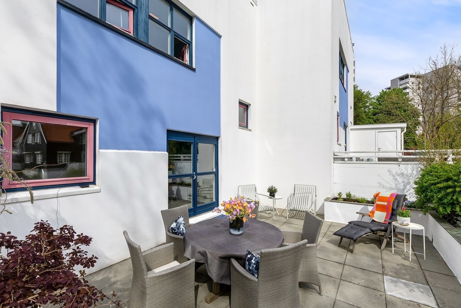 God plass til flere sittesoner. Tilsammen er det tre, lettstelte terrasserte uteområder til boligen. Galleribilde