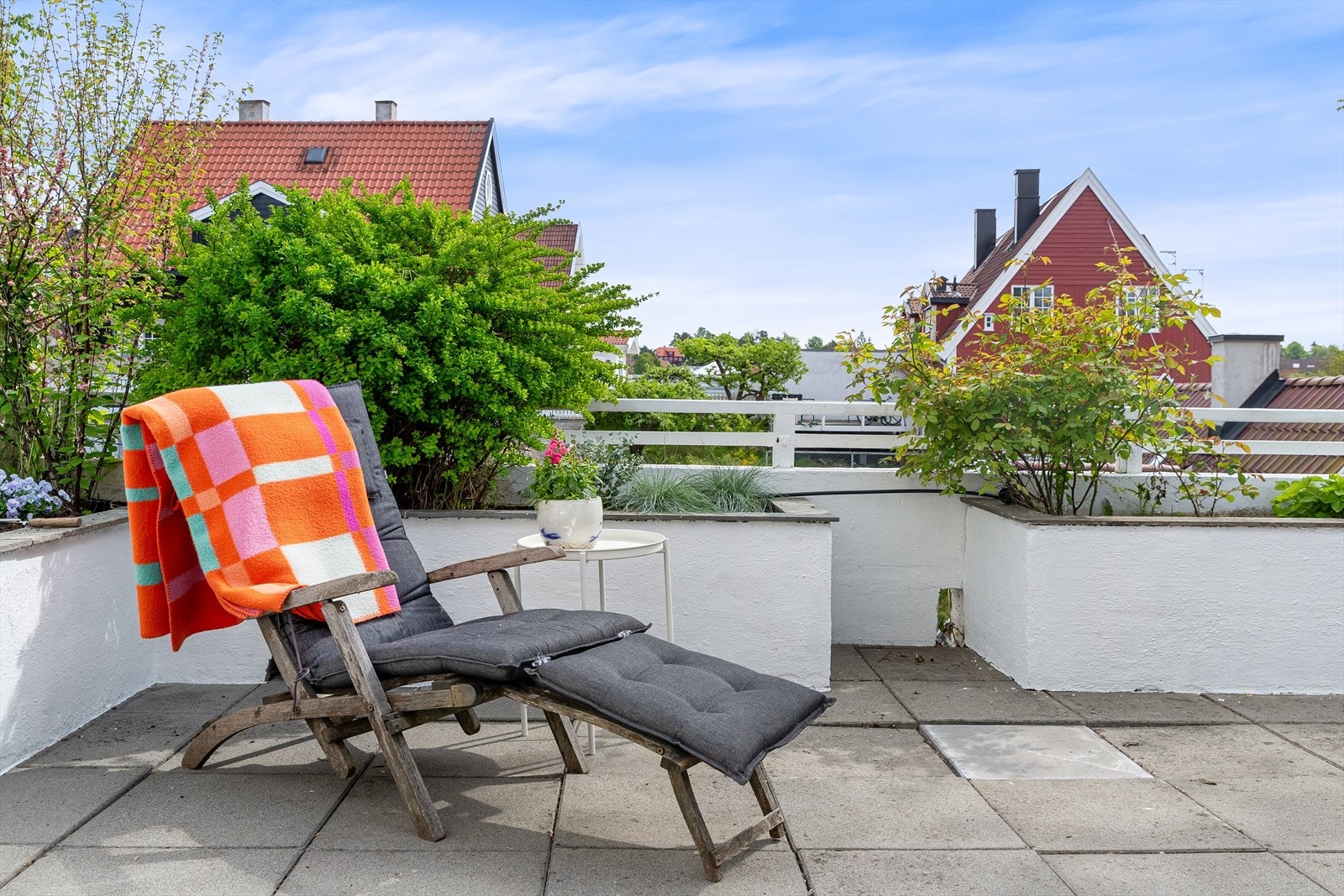 Sol fra tidlig morgen til ca. 15 om sommeren. Veletabler og familievennlig område i grønne og rolige omgivelser med alt av byens fasiliteter like i nærheten. Galleribilde