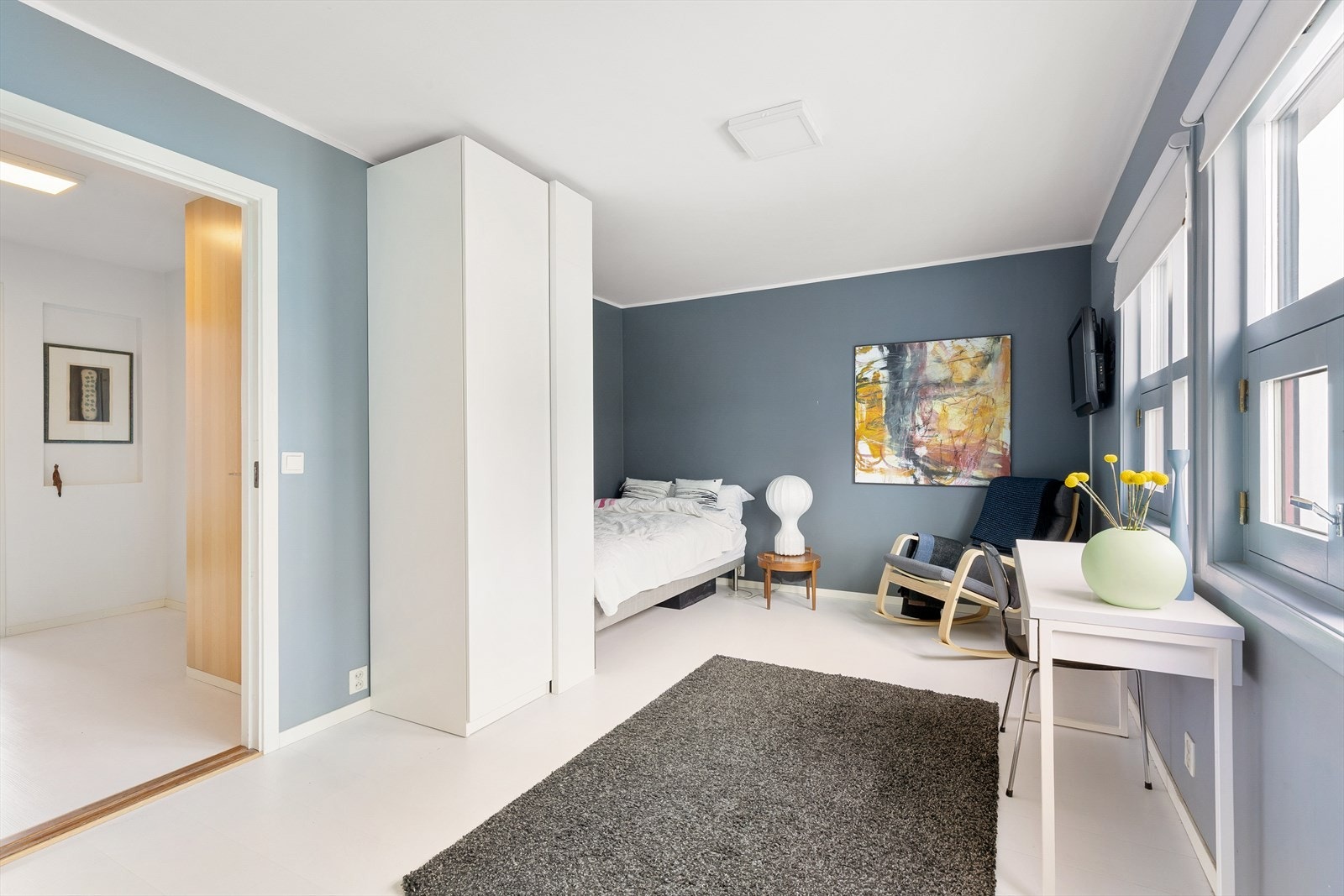 Det er tre store, gode soverom - Her hovedsoverom. Galleribilde
