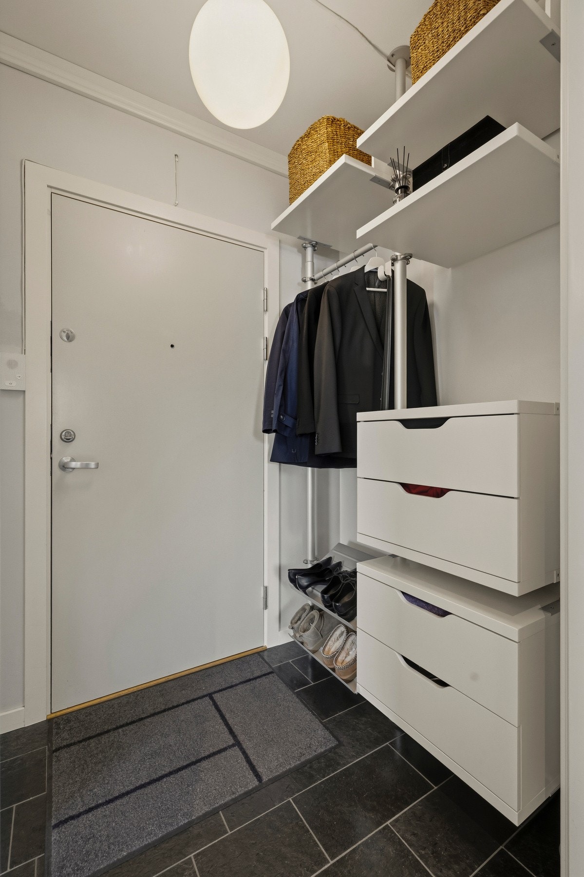 I entreén har du oppbevaringsmuligheter til både sko og oppheng av yttertøy. Galleribilde