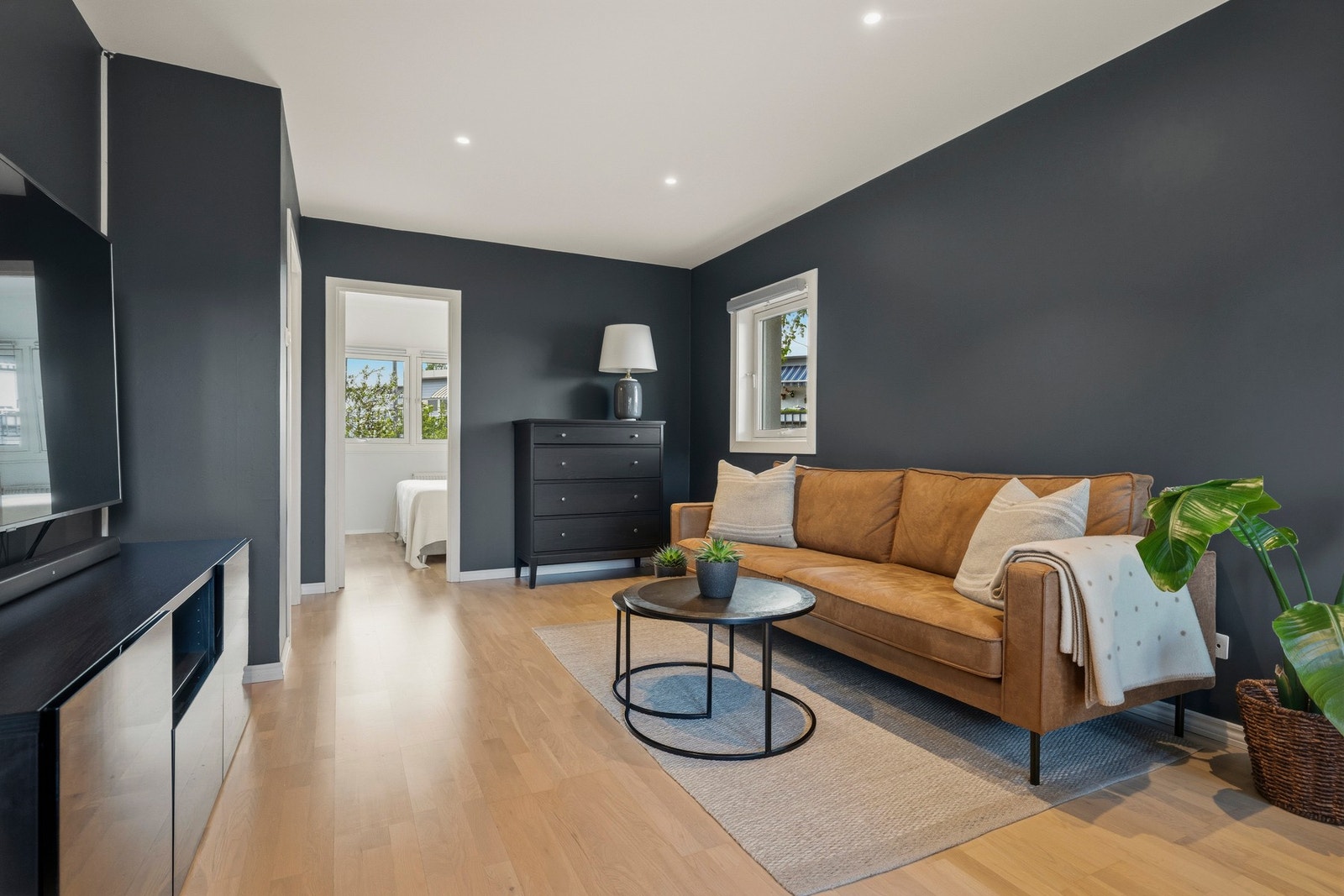 Stuen har gode plass til både stor sofa og tilhørende møblement. Galleribilde