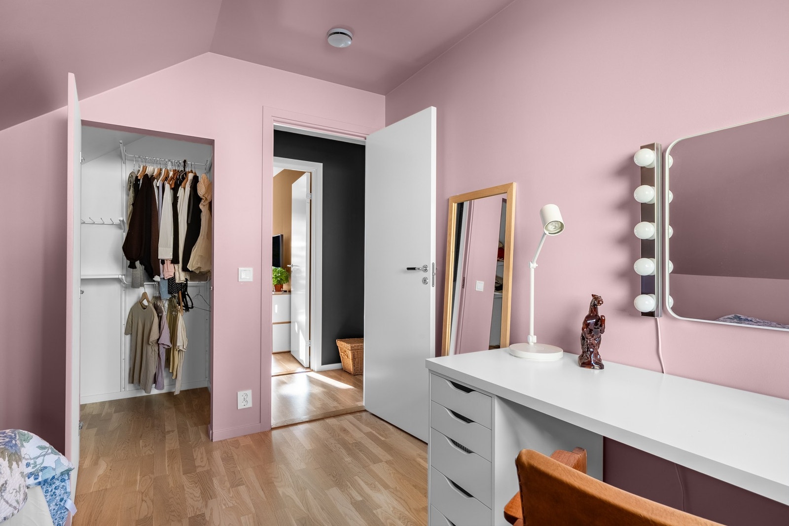 Det er også et walk-in-closet tilhørende rommet Galleribilde
