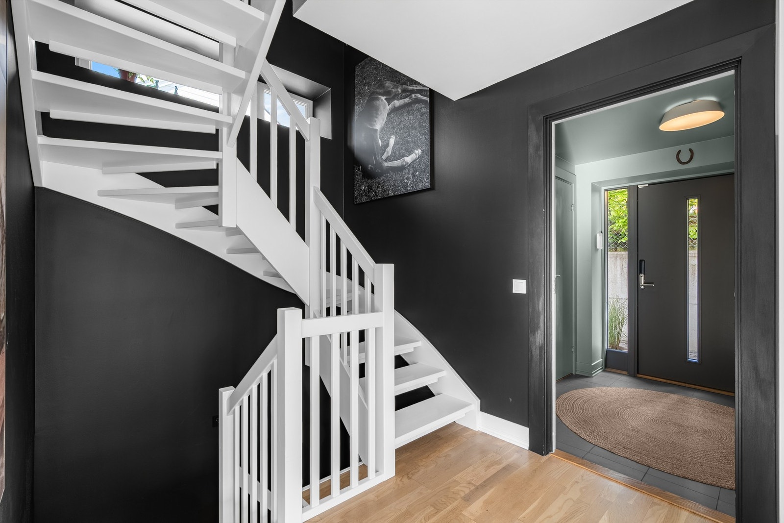 Hall/gang med ekstra gardeobeinnredning i stil med kjøkkenet. Galleribilde