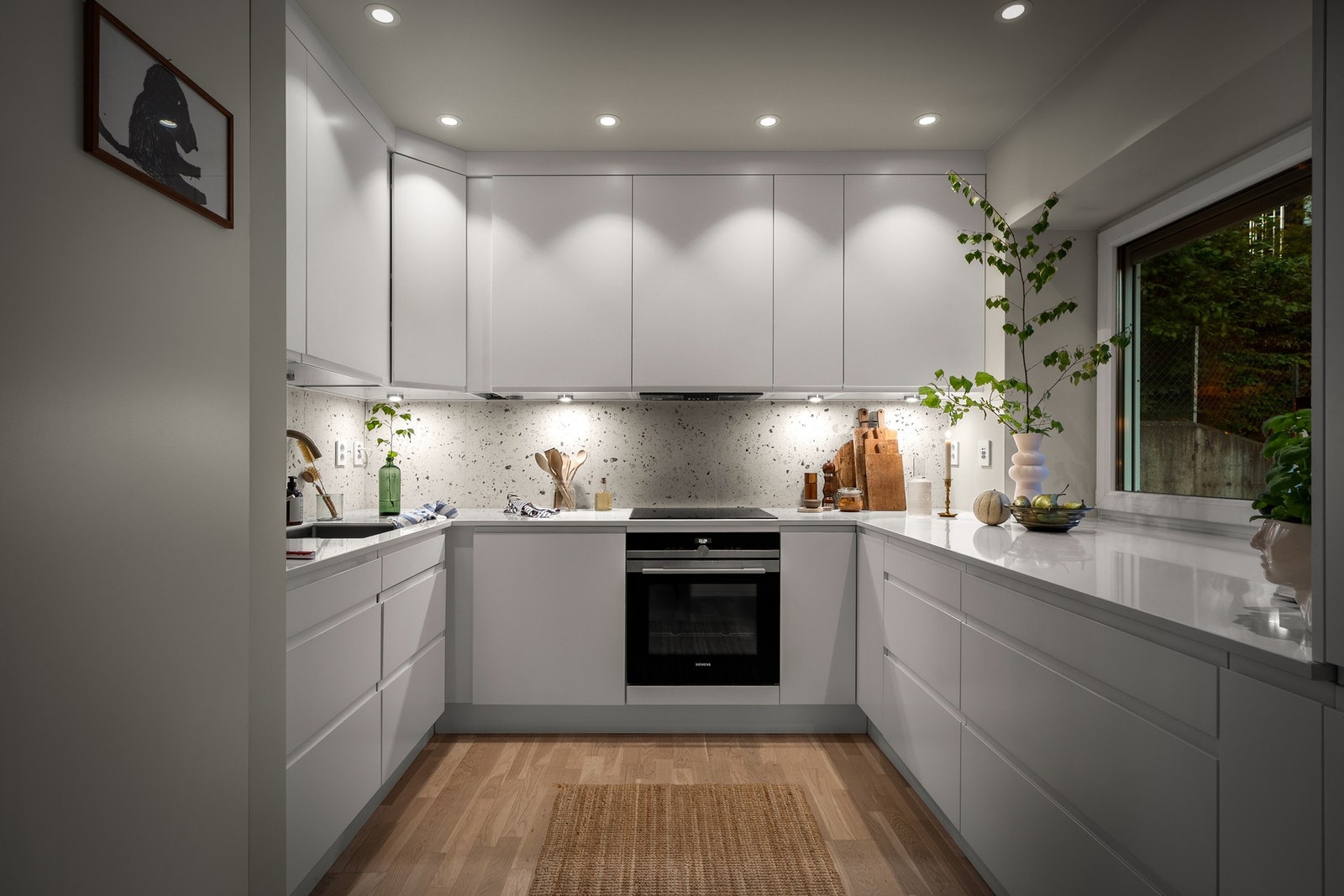 Råflott og stort kjøkken med downlights og 3-stavs parkettgulv. Galleribilde