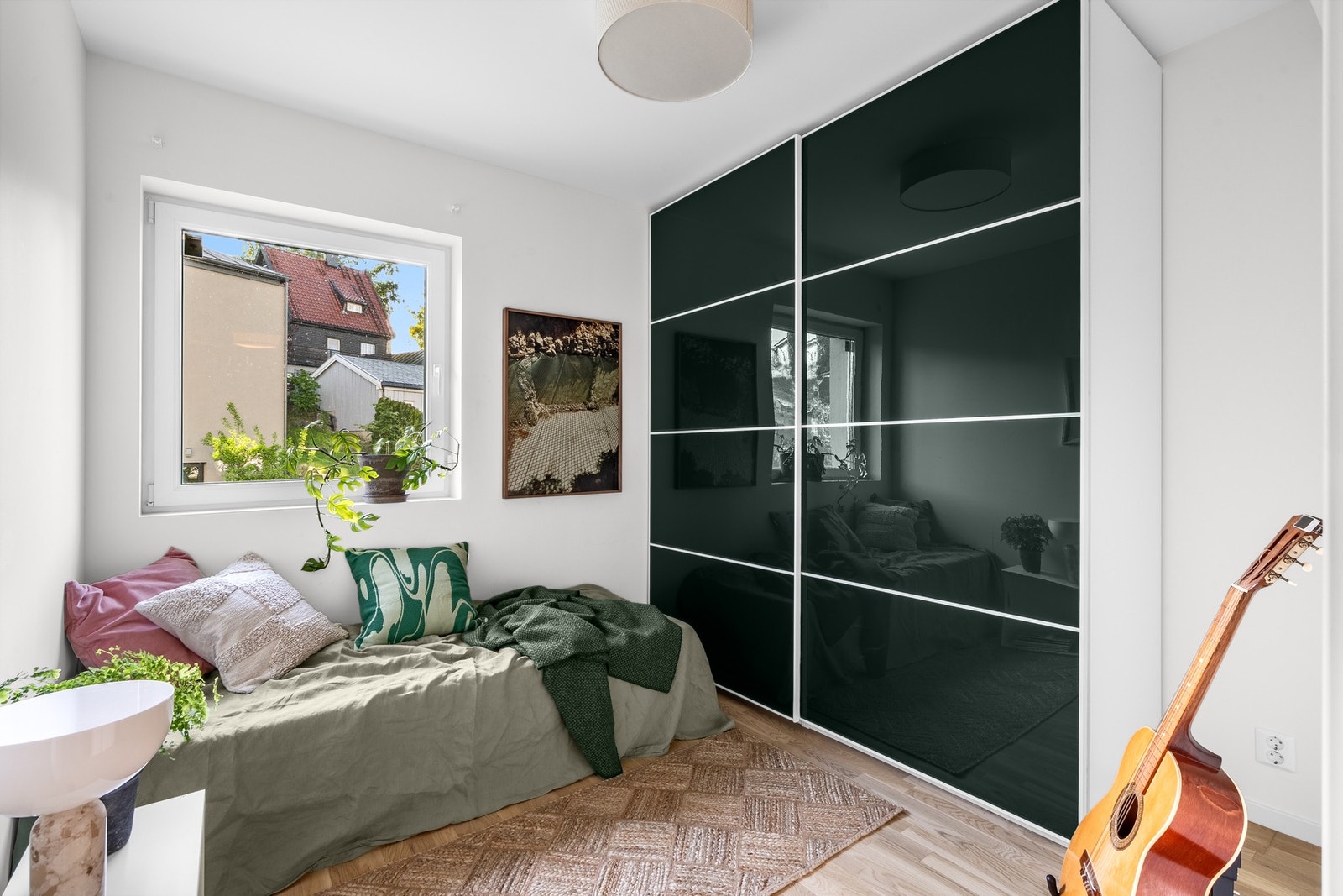 Soverom 4 tilhørende hoveddelen. Det er god størrelse og skyvedørsgarderobe medfølger. Galleribilde
