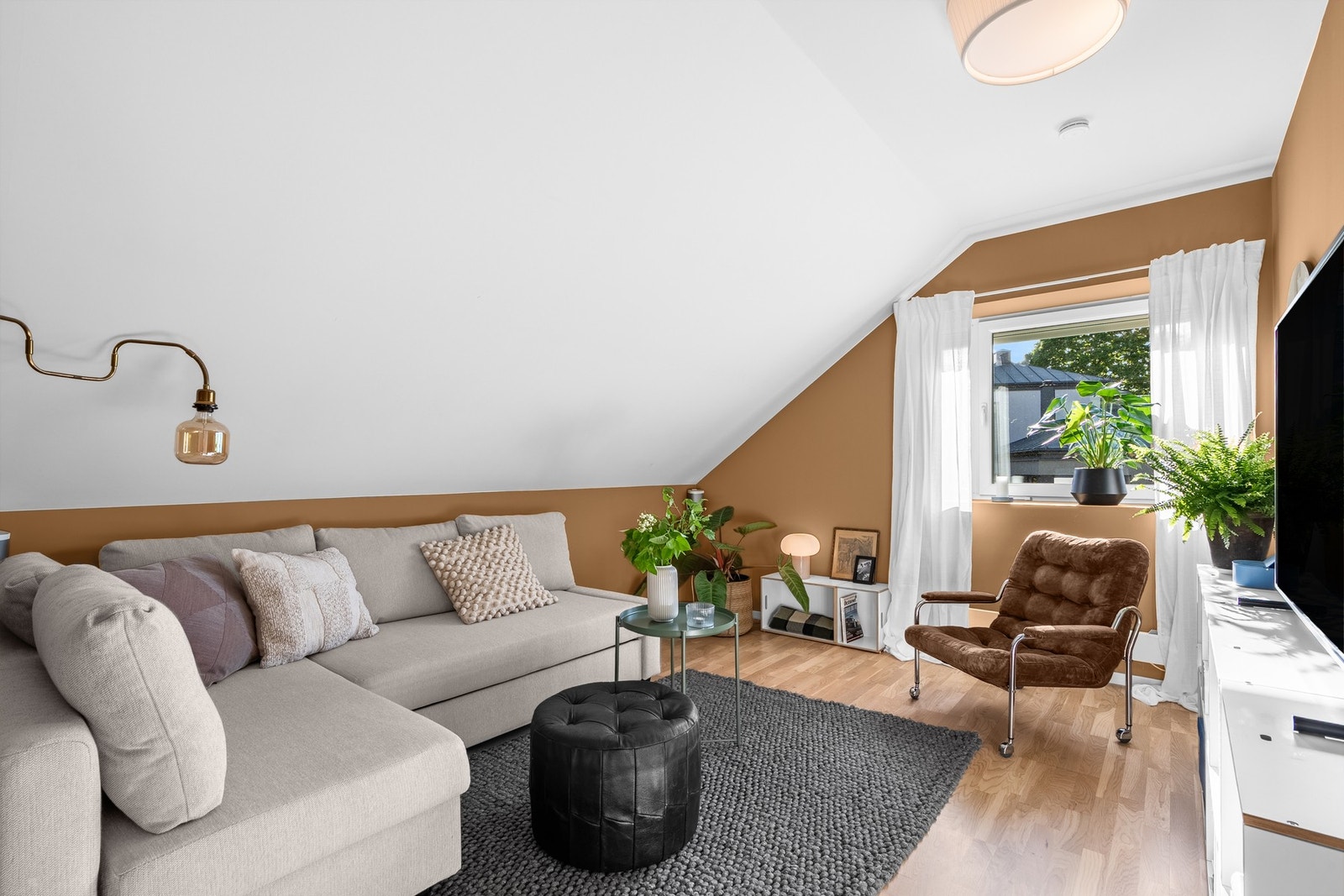 Rommet har godt med plass til møbler og egnes som TV stue, kontor, gjesterom eller i kombinasjon Galleribilde