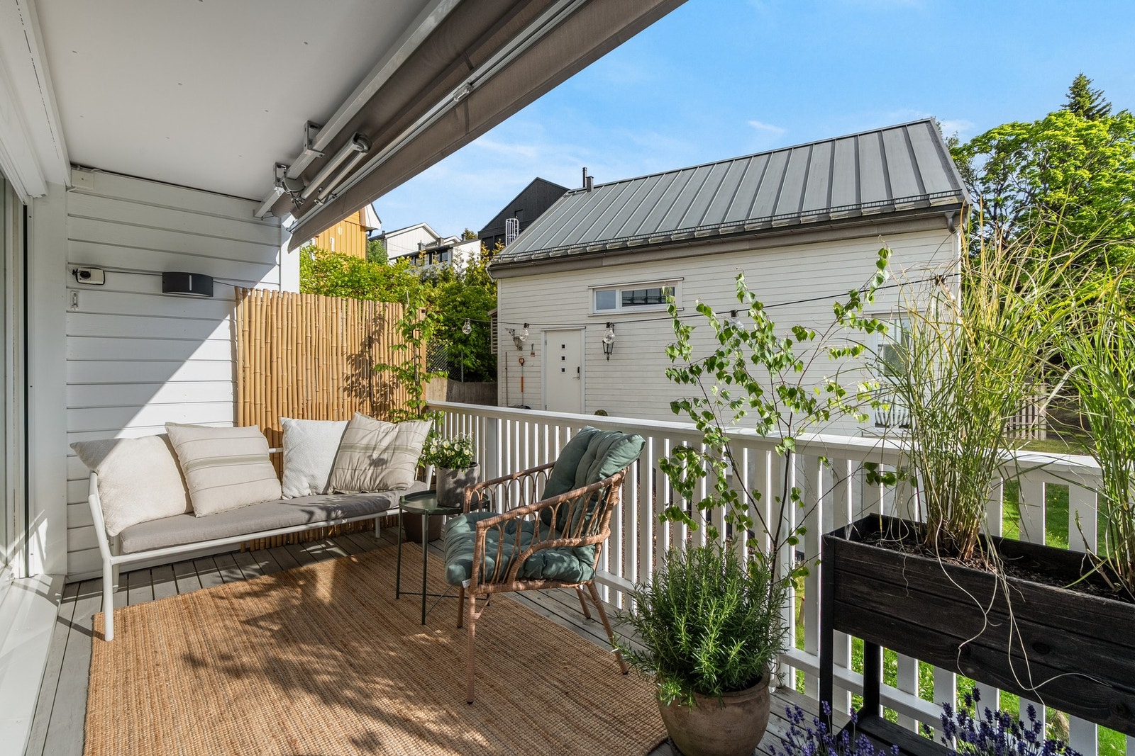 Det er gode møbleringsmuligheter med plass til grill, spisebord eller en hyggelig lounge. Galleribilde