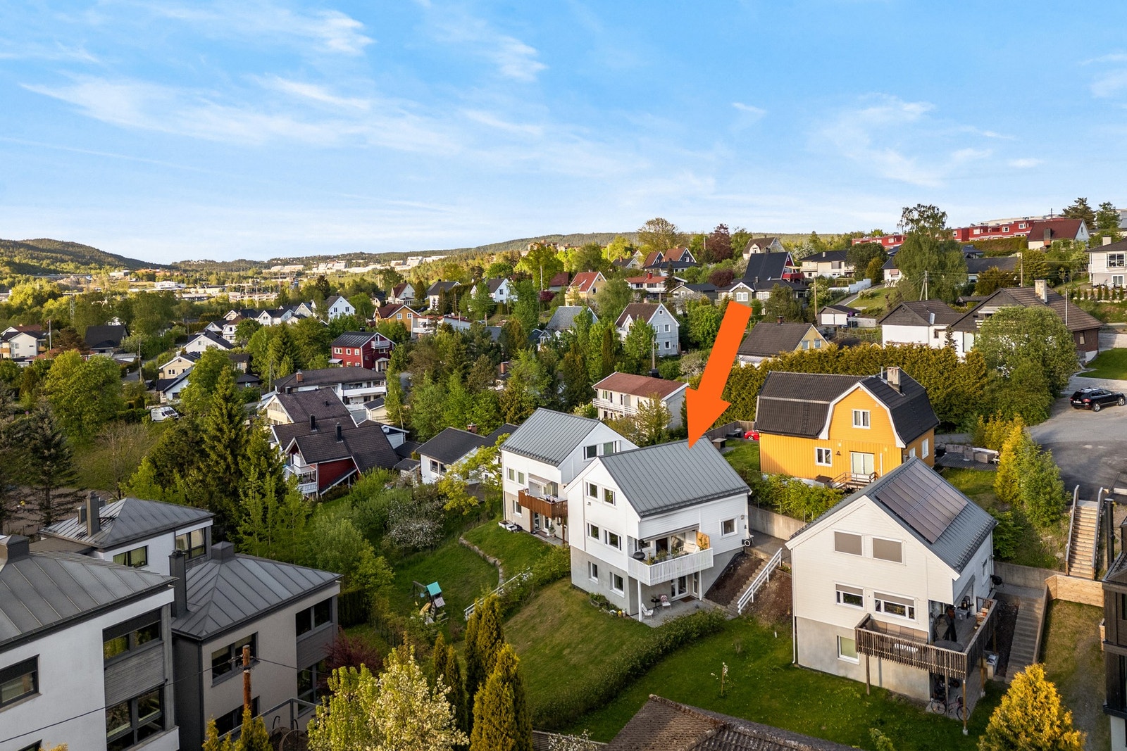 Enebolig over 3 plan med hage, utleiedel, veranda, parkering med lader og mye mer - Følg med! Galleribilde