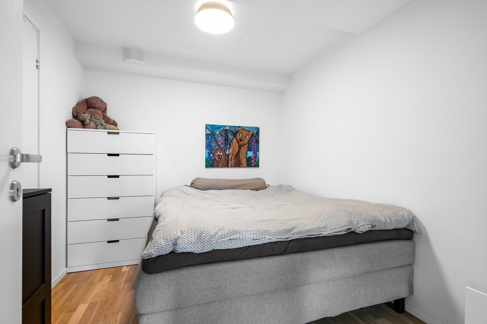 Romslig soverom med plass til dobbeltseng og garderobe/kommodeløsninger Galleribilde
