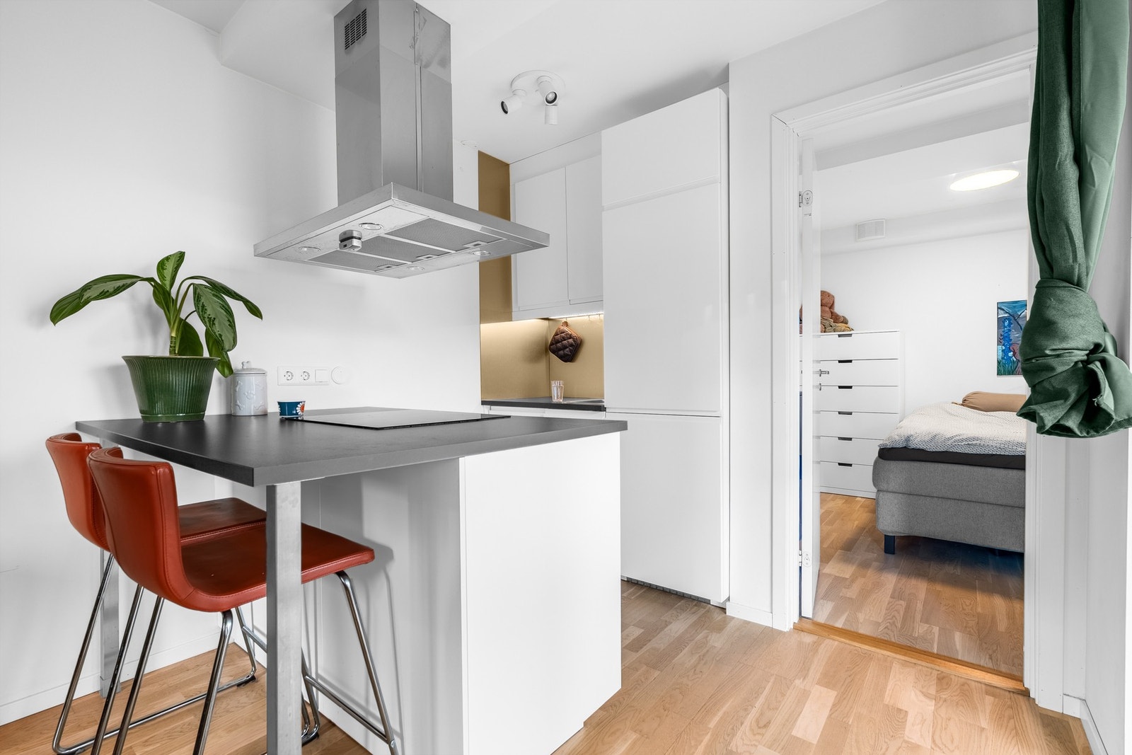 Kjøkkenet har integrert induksjonsplatetopp, stekeovn, oppvaskmaskin og kjøl/fryseskap. over stekesone er det kjøkkenventilator i stål med avtrekk ført ut av rommet. Galleribilde