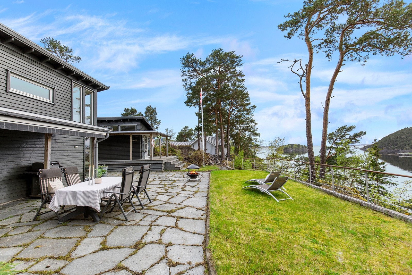 Syrefast stålgjerde er satt opp på pynten av tomta for ekstra trygghet. Minimalt vedlikeholdsbehov. Galleribilde